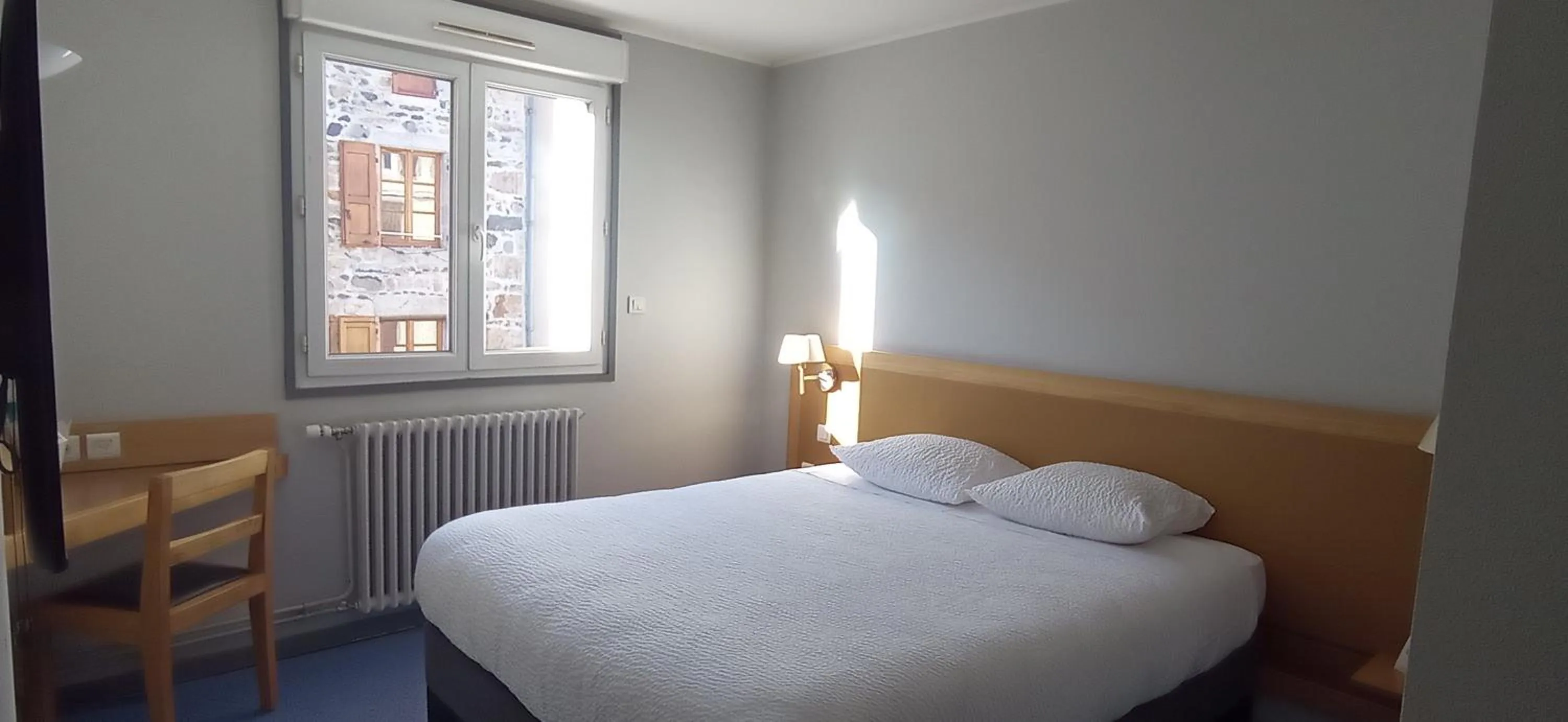 Bed in Logis Hotel Restaurant Le Cygne