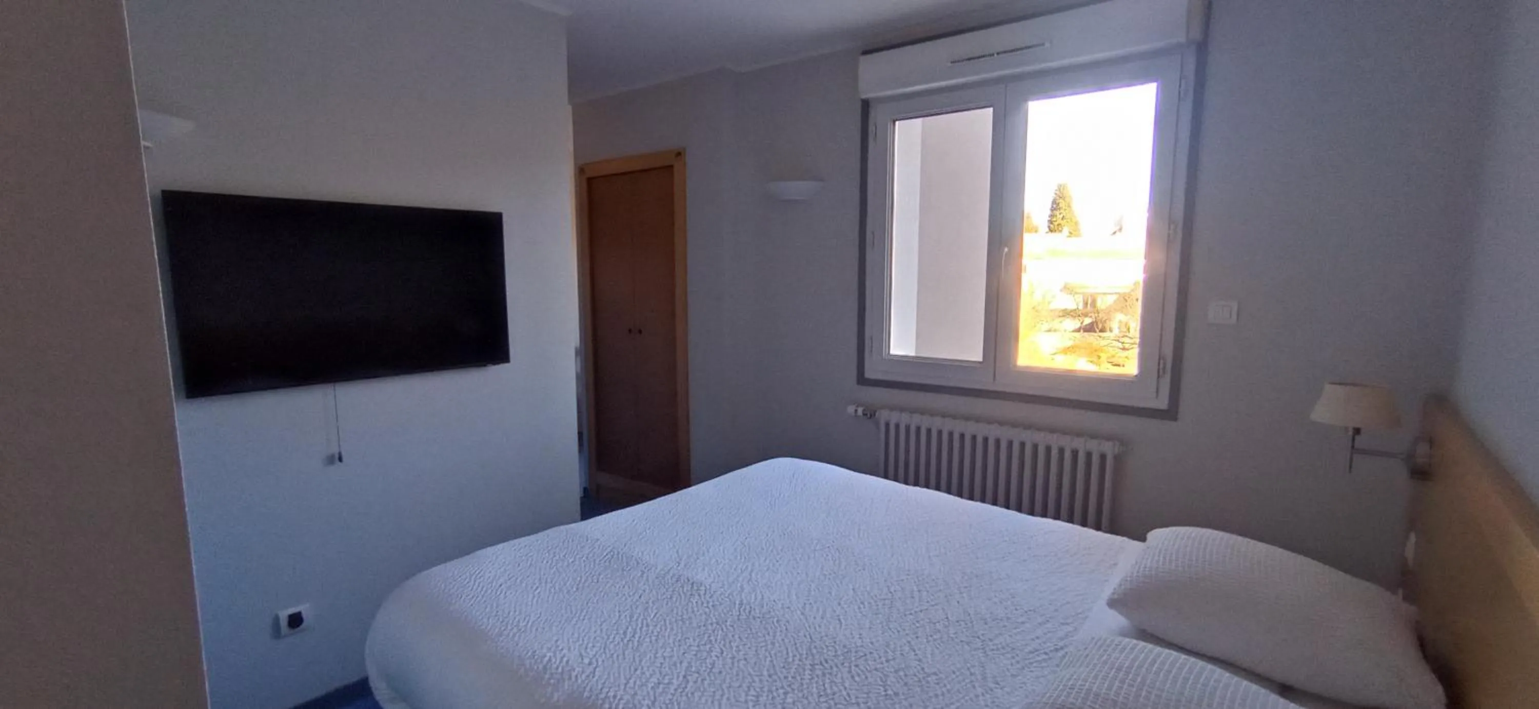 Bed in Logis Hotel Restaurant Le Cygne