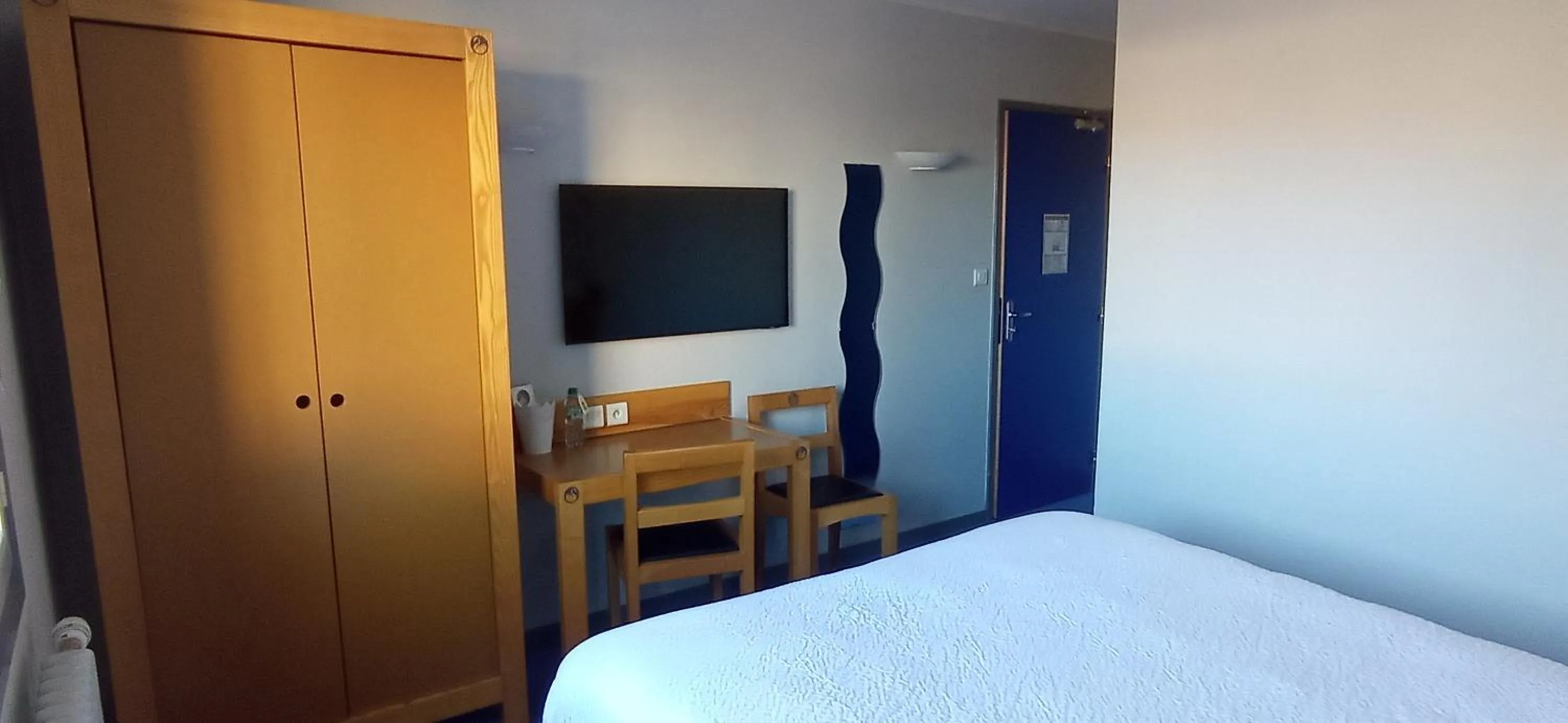 Bed in Logis Hotel Restaurant Le Cygne