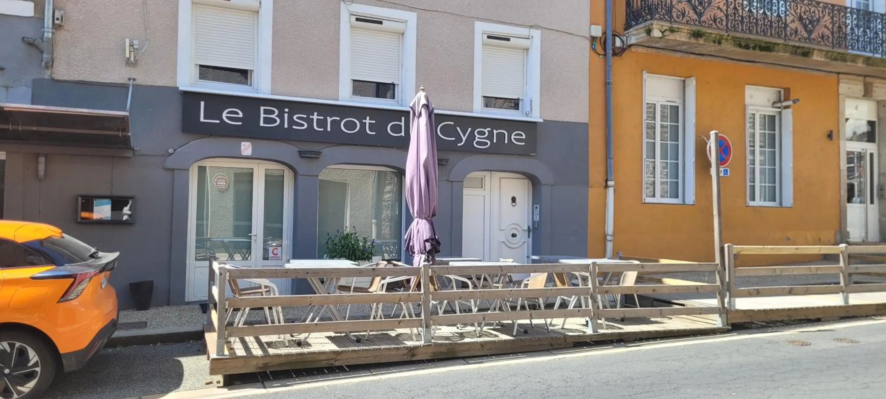Restaurant/places to eat in Logis Hotel Restaurant Le Cygne