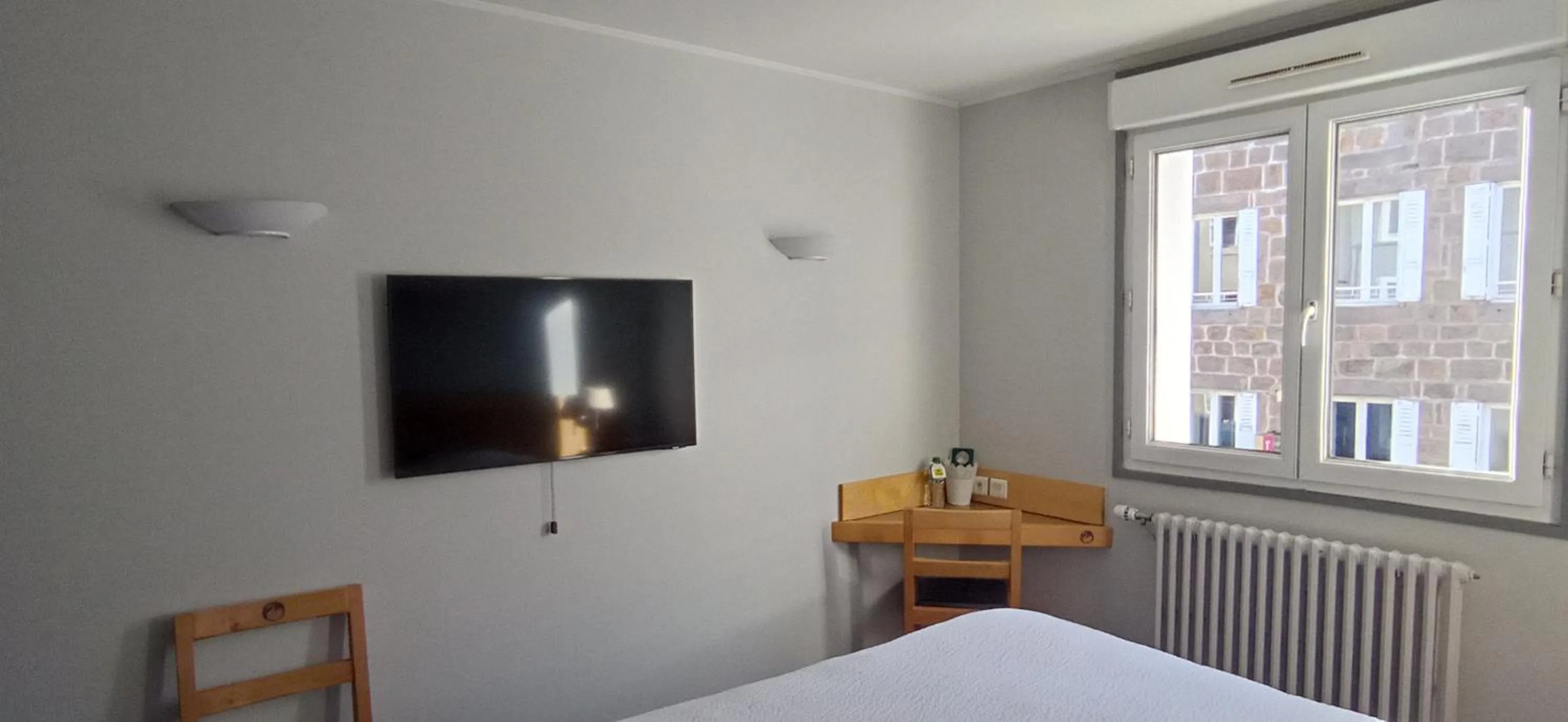 Bed in Logis Hotel Restaurant Le Cygne