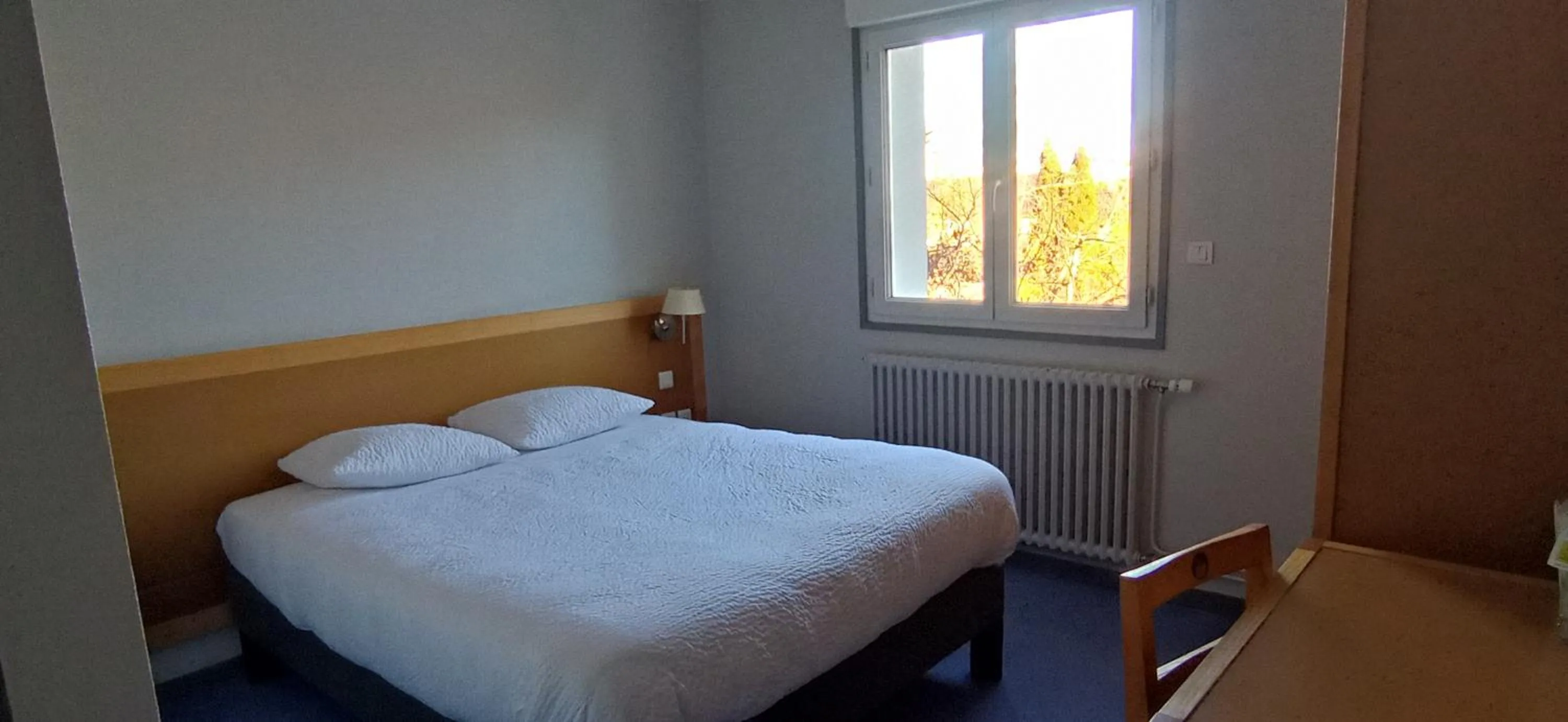 Bed in Logis Hotel Restaurant Le Cygne