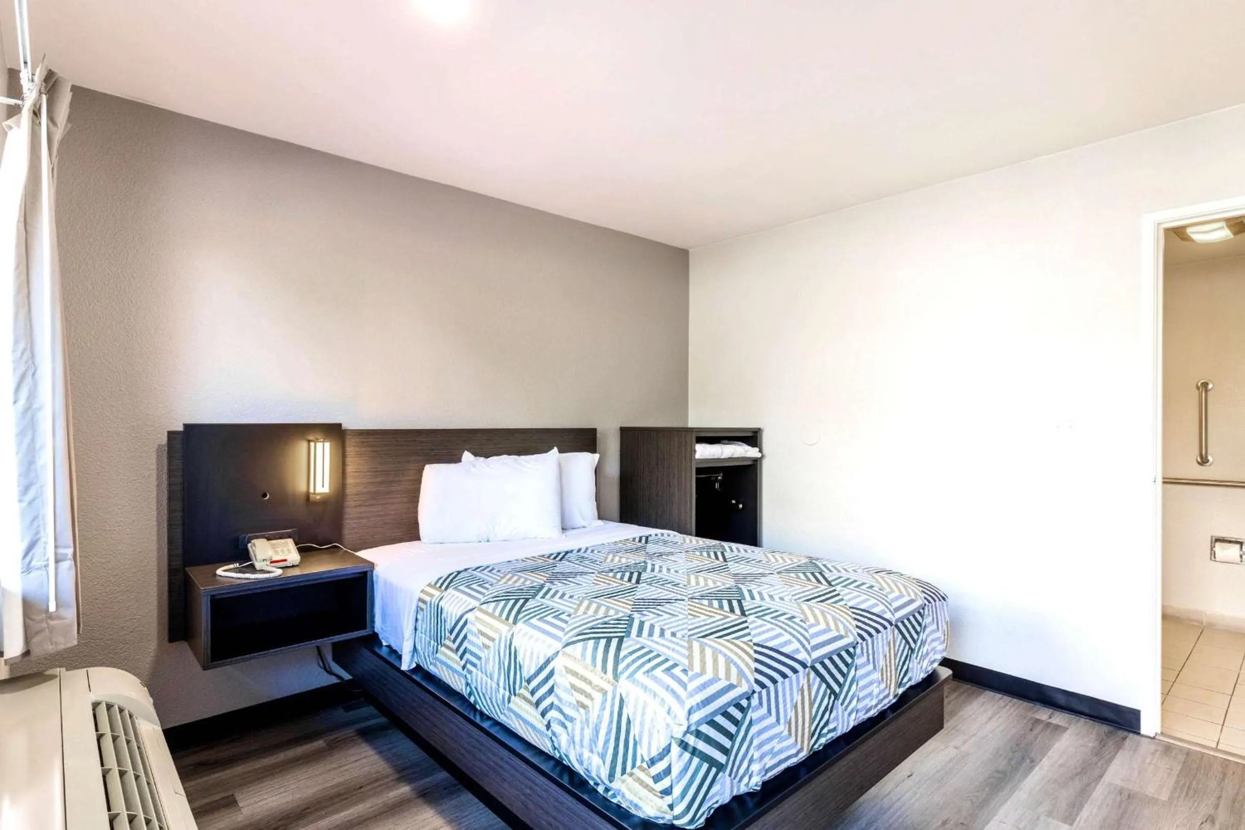 Bedroom, Bed in Motel 6-Carlsbad, CA - East Near LEGOLAND