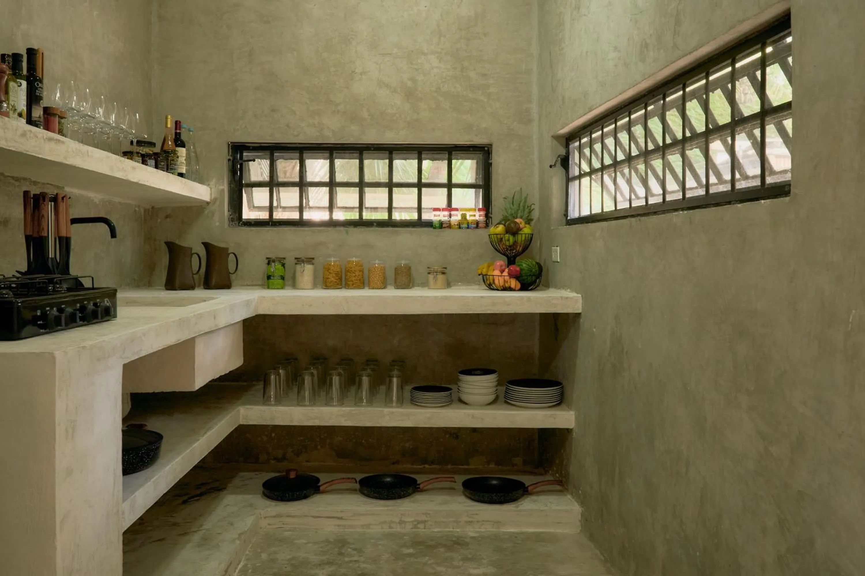 Communal kitchen in Amor Rooms