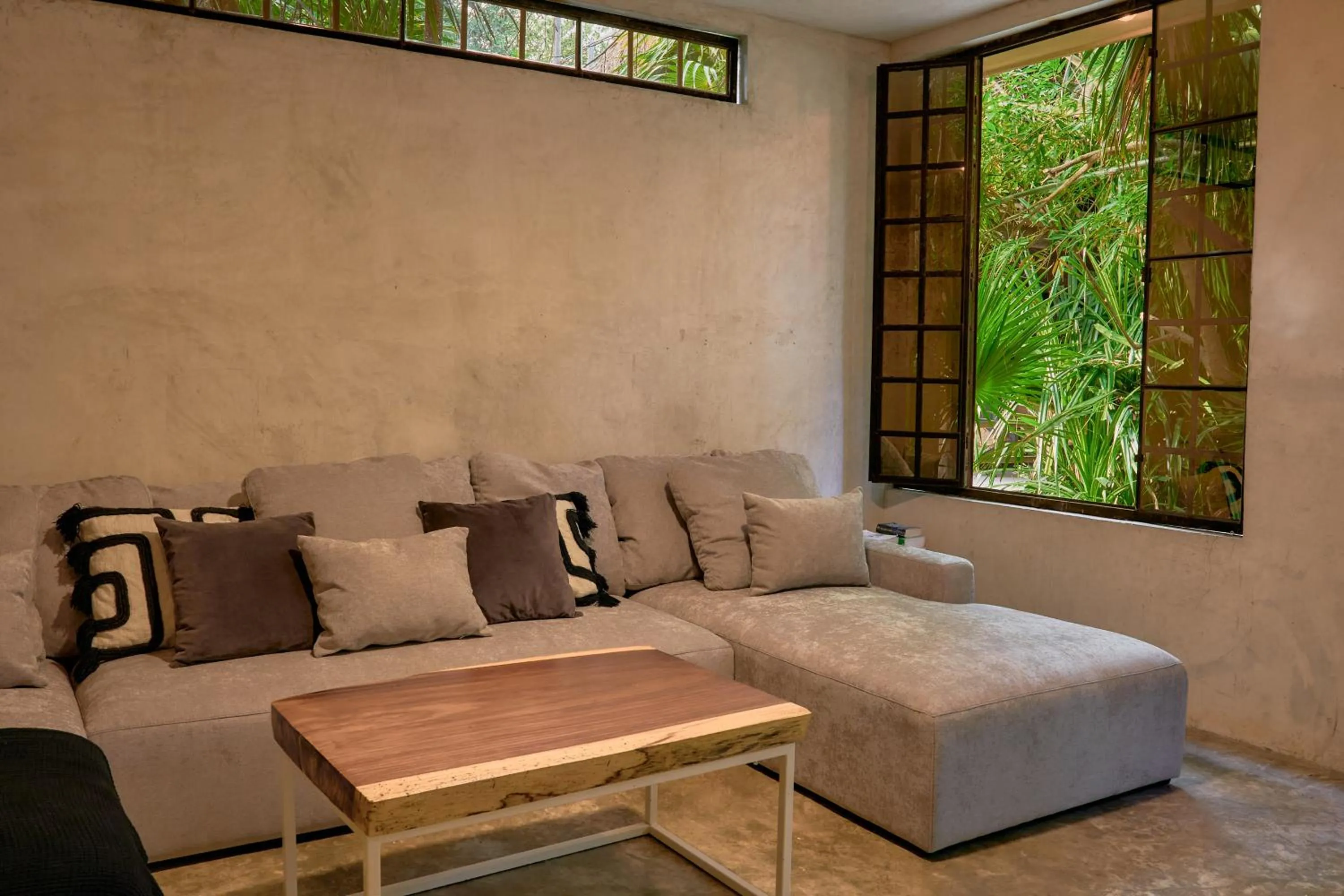 Communal lounge/ TV room in Amor Rooms