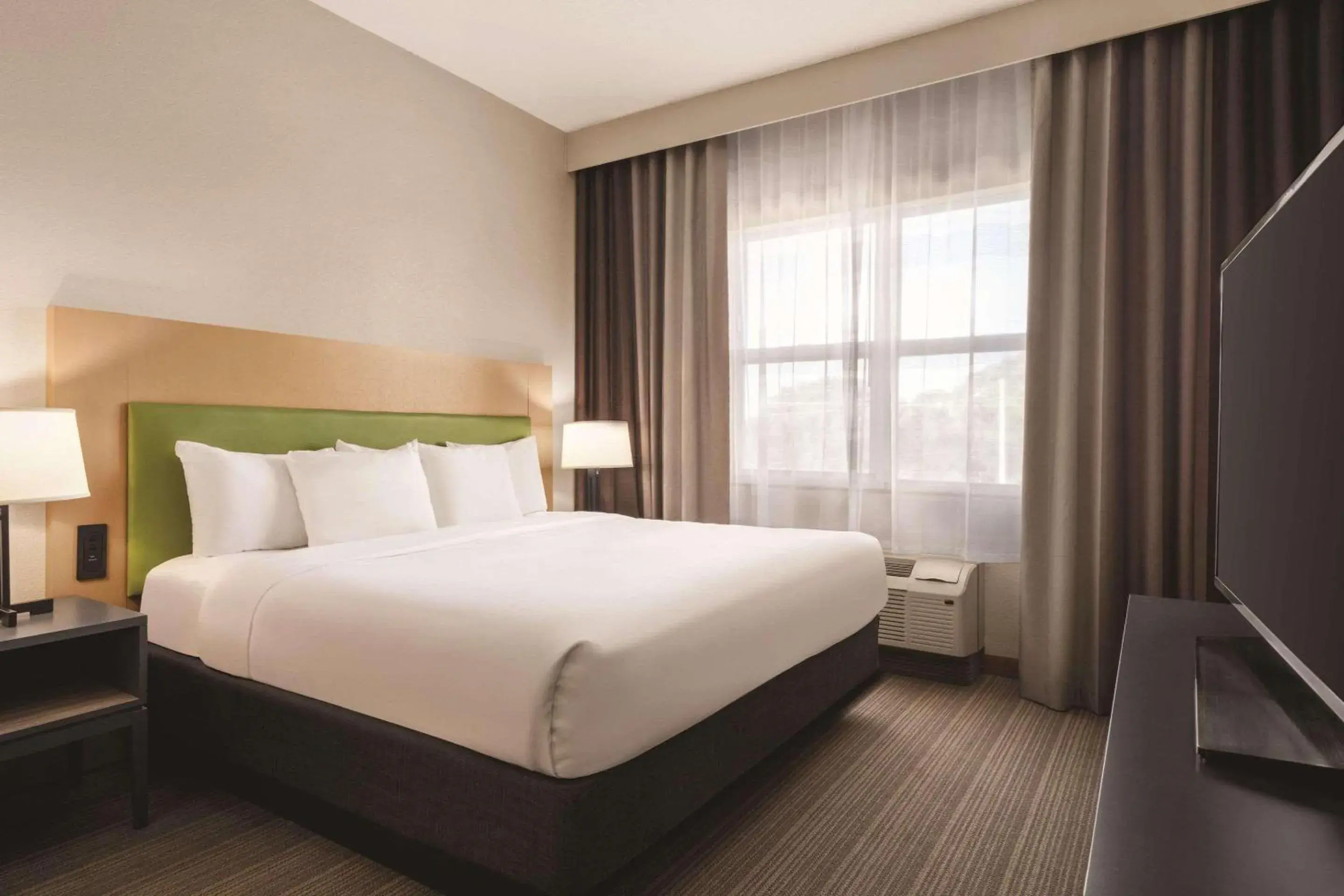 King Room with Roll-in Shower - Disability Access/Non-Smoking in Country Inn & Suites by Radisson, Bradenton-Lakewood-Ranch, FL King Room with Roll-in Shower - Disability Access/Non-Smoking in Country Inn & Suites by Radisson, Bradenton-Lakewood-Ranch, FL