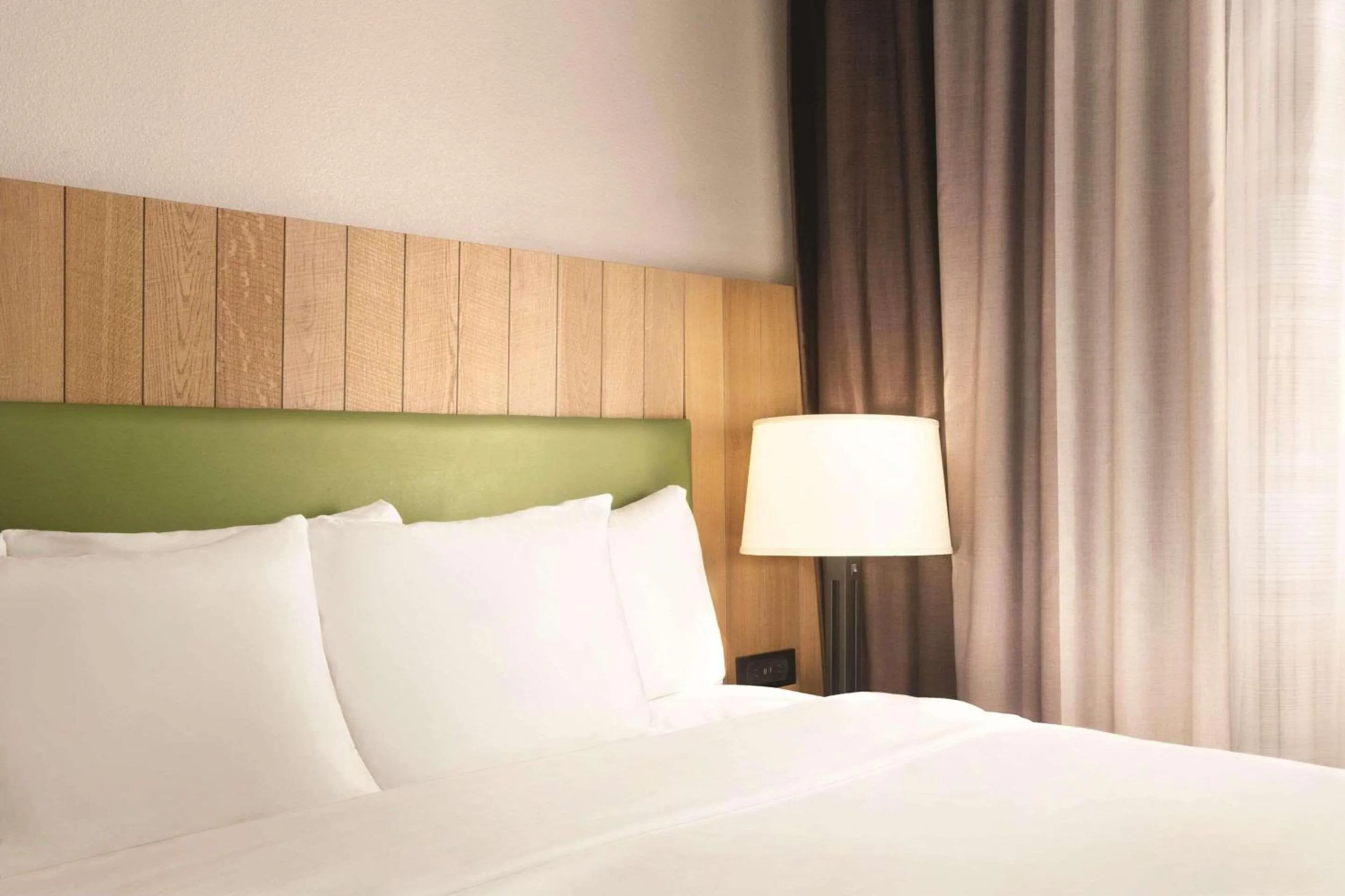 Bedroom, Bed in Country Inn & Suites by Radisson, Bradenton-Lakewood-Ranch, FL