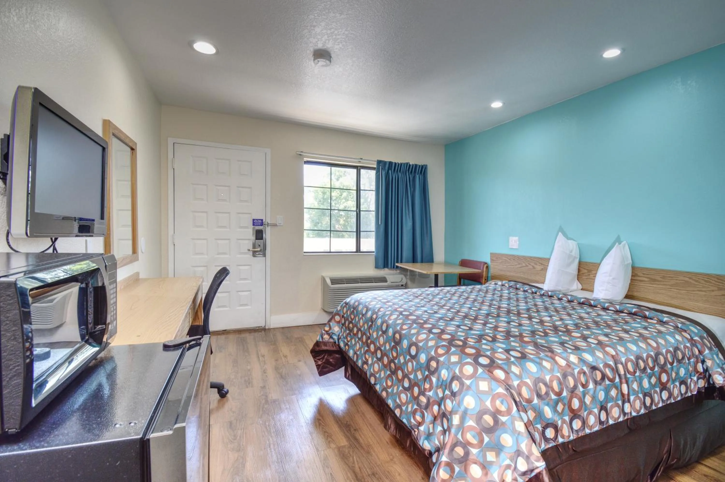 Photo of the whole room, Bed in Vagabond Inn Buttonwillow North I-5