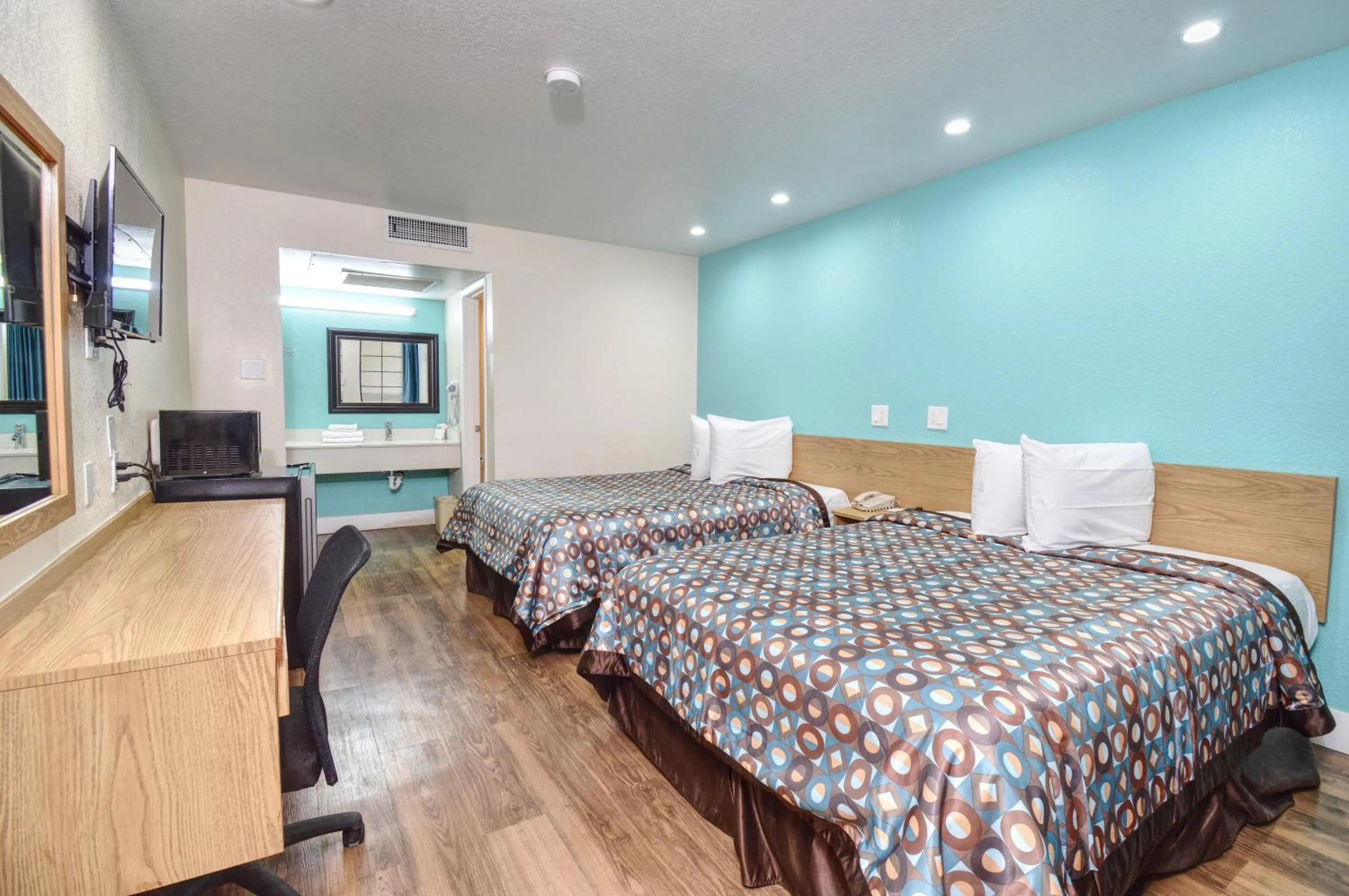 Photo of the whole room, Bed in Vagabond Inn Buttonwillow North I-5