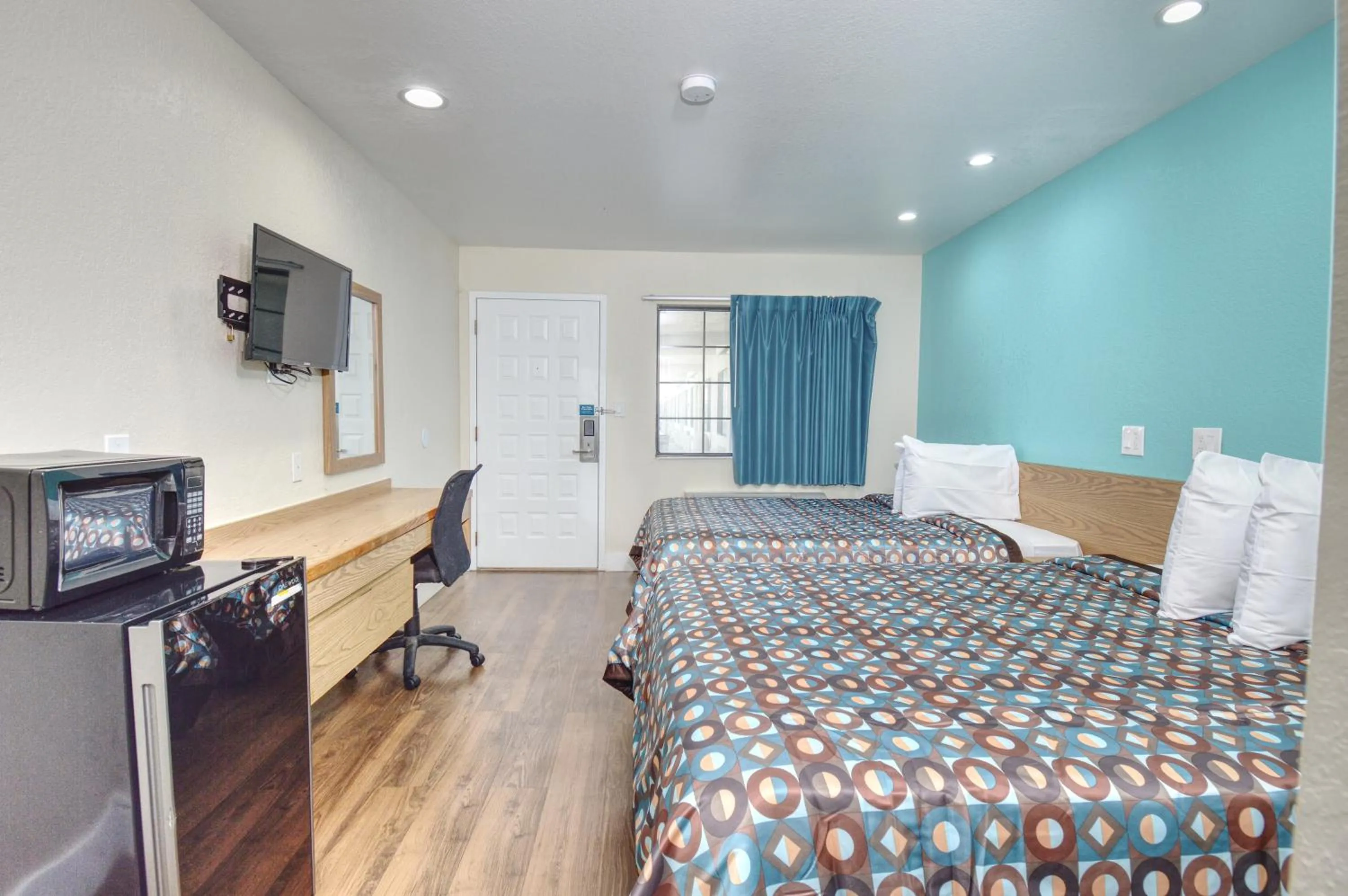 Photo of the whole room, Bed in Vagabond Inn Buttonwillow North I-5