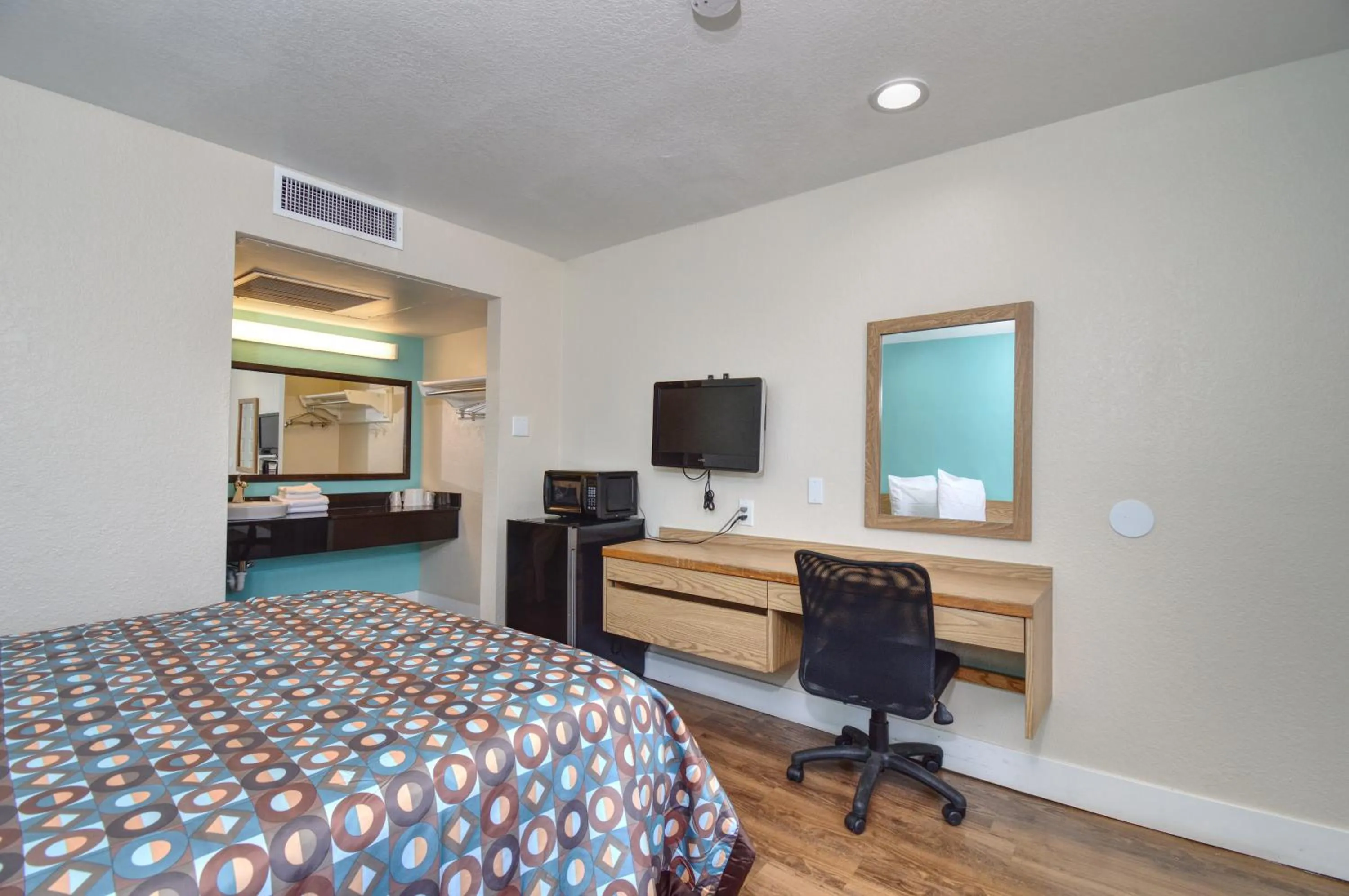 Photo of the whole room, Bed in Vagabond Inn Buttonwillow North I-5