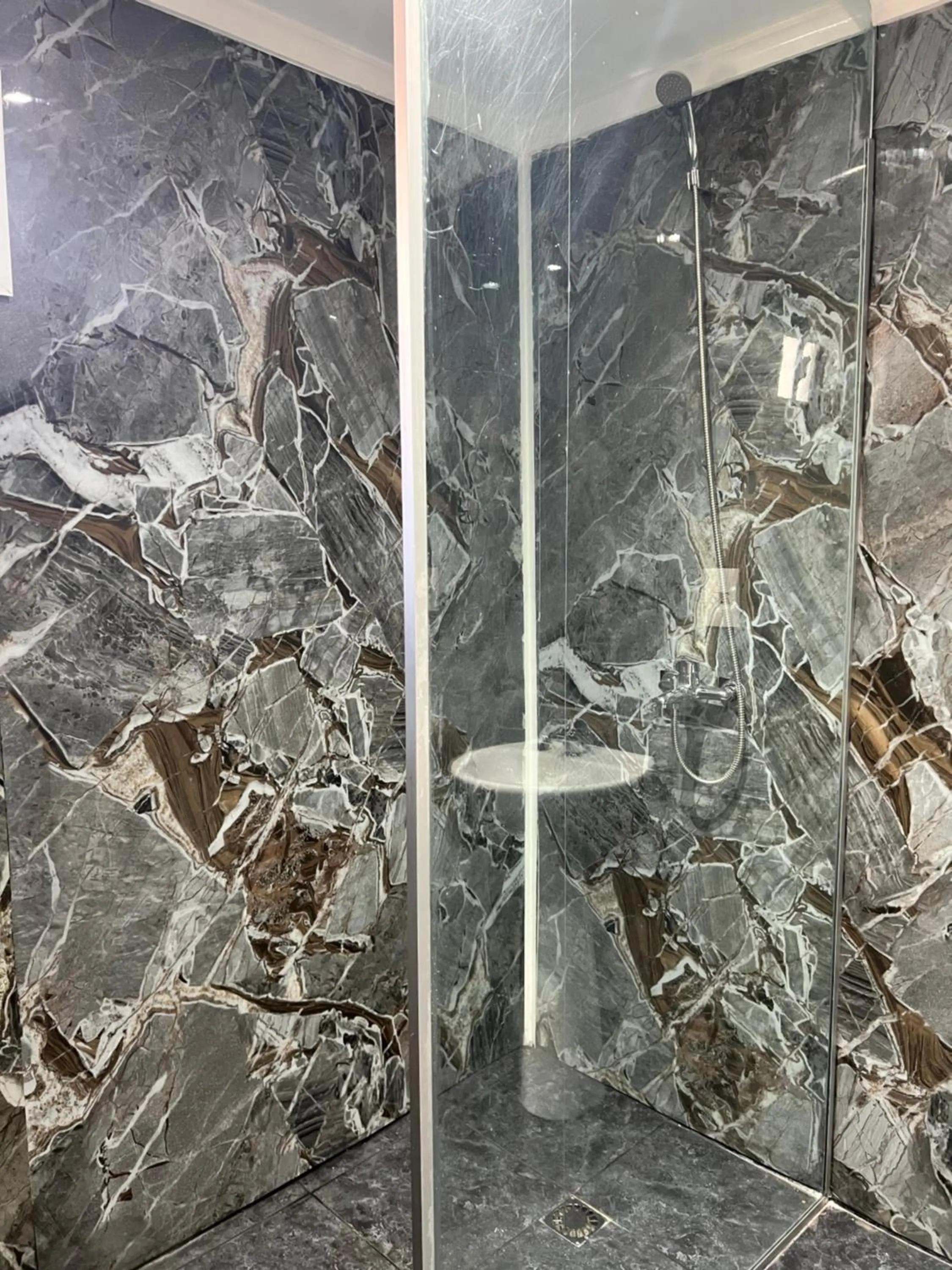 Shower in Hotel Concorde