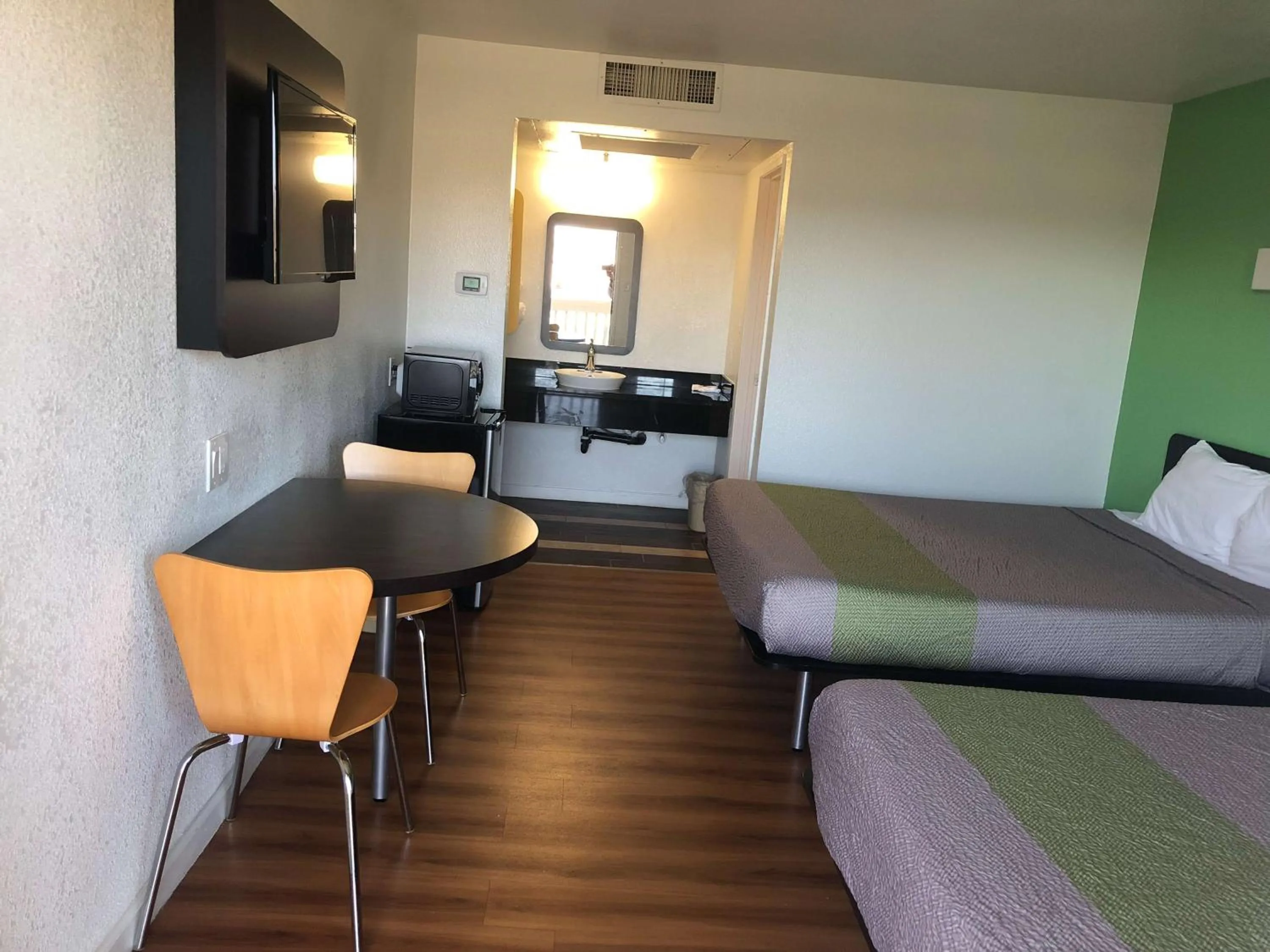 TV and multimedia, Bed in Motel 6-Barstow, CA