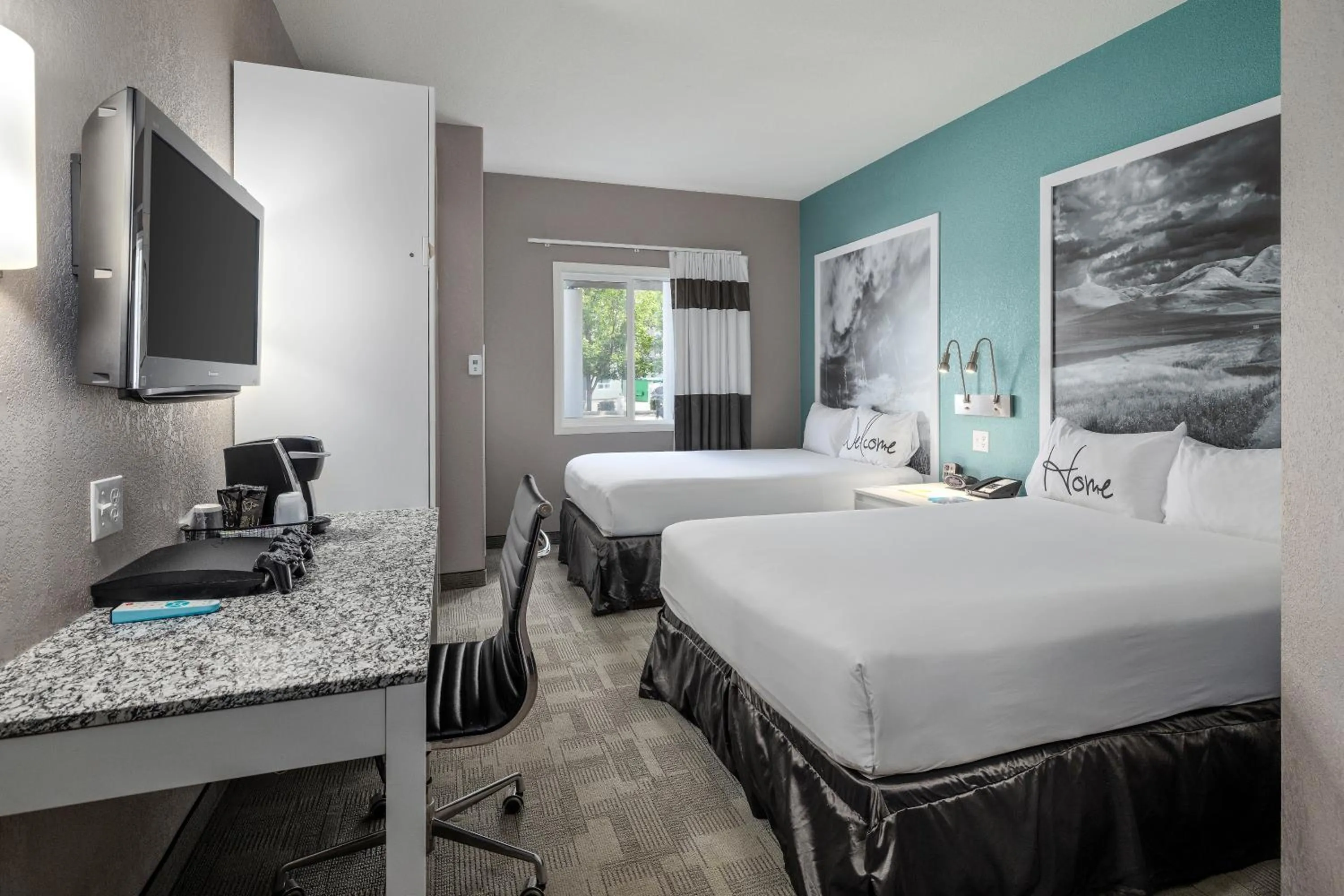 Coffee/tea facilities, Bed in Home Inn Medicine Hat