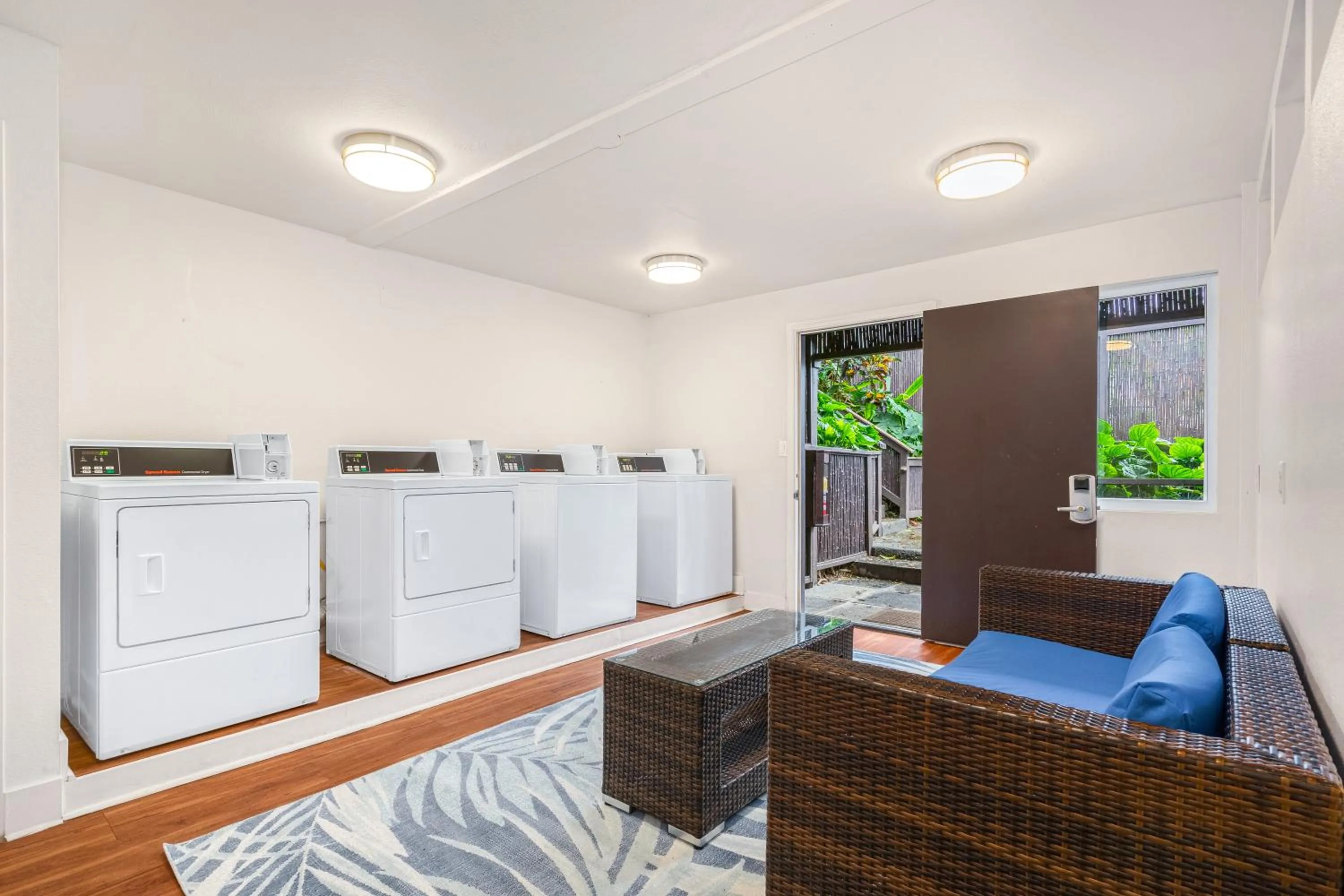 laundry, Bed in Paradise Bay Resort