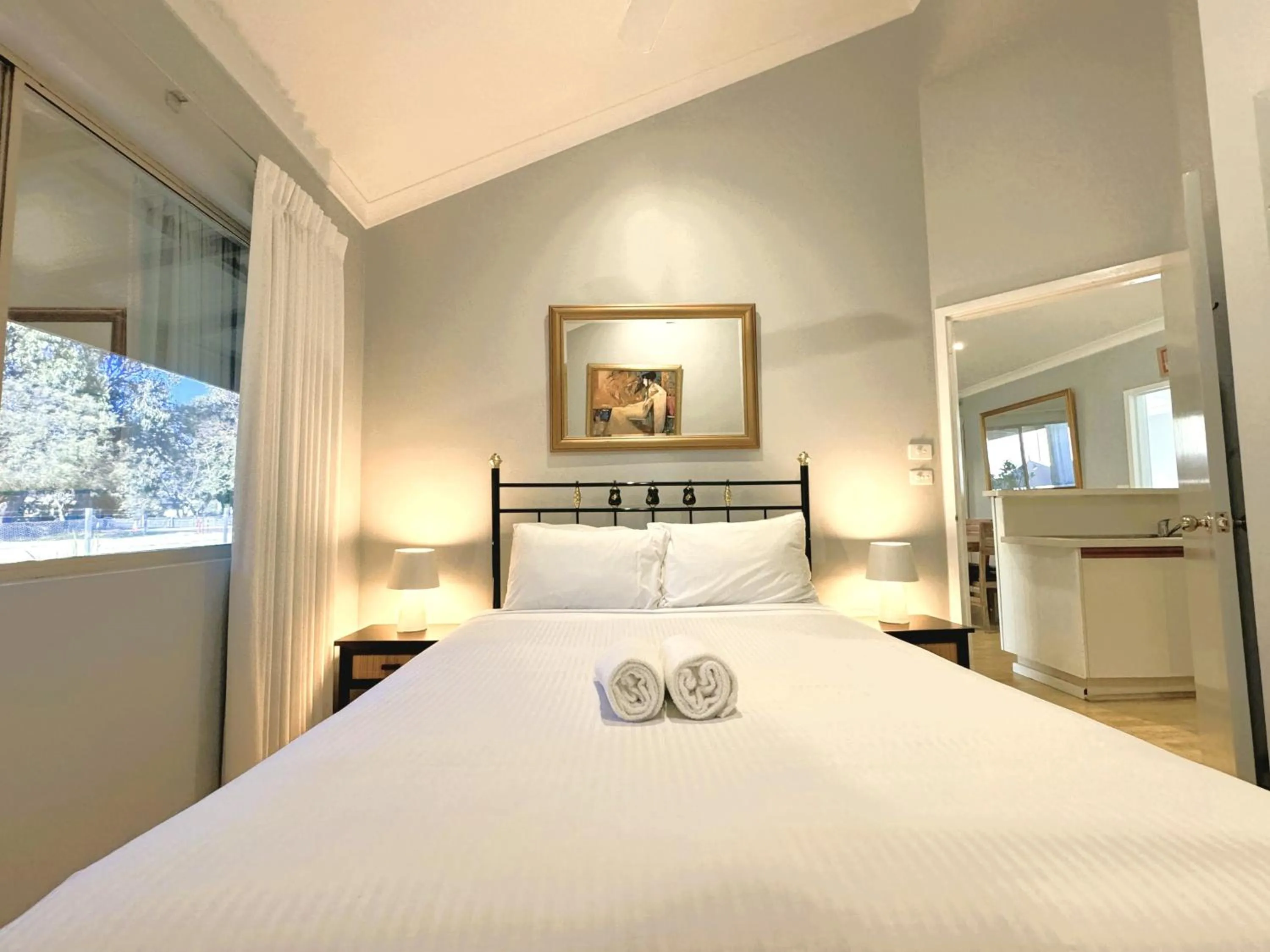 Bed in Bay Village Dunsborough