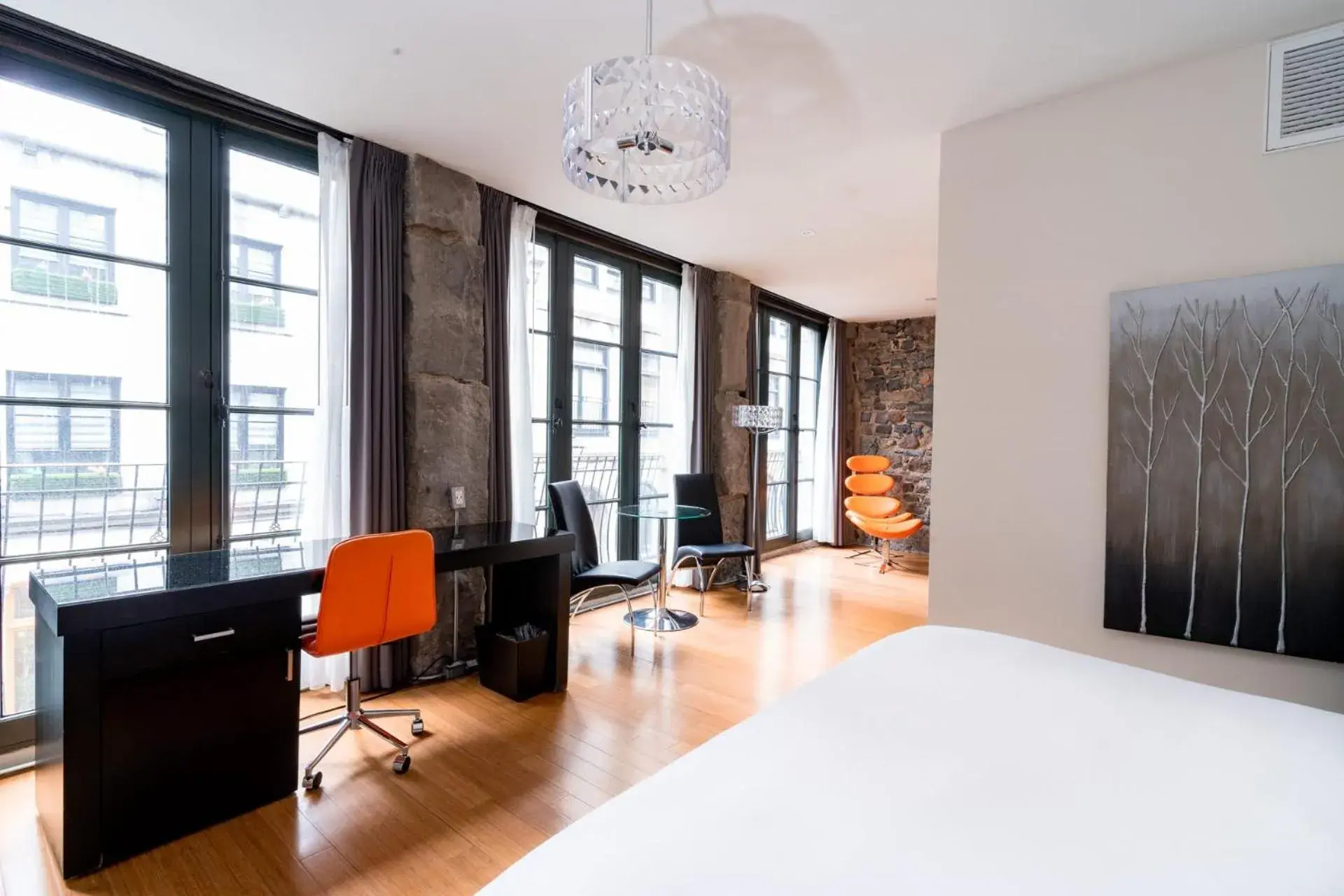 Superior King Room in Le Petit Hôtel Vieux-Montréal - Saint-Paul by Gray Collection Superior King Room in Le Petit Hôtel Vieux-Montréal - Saint-Paul by Gray Collection