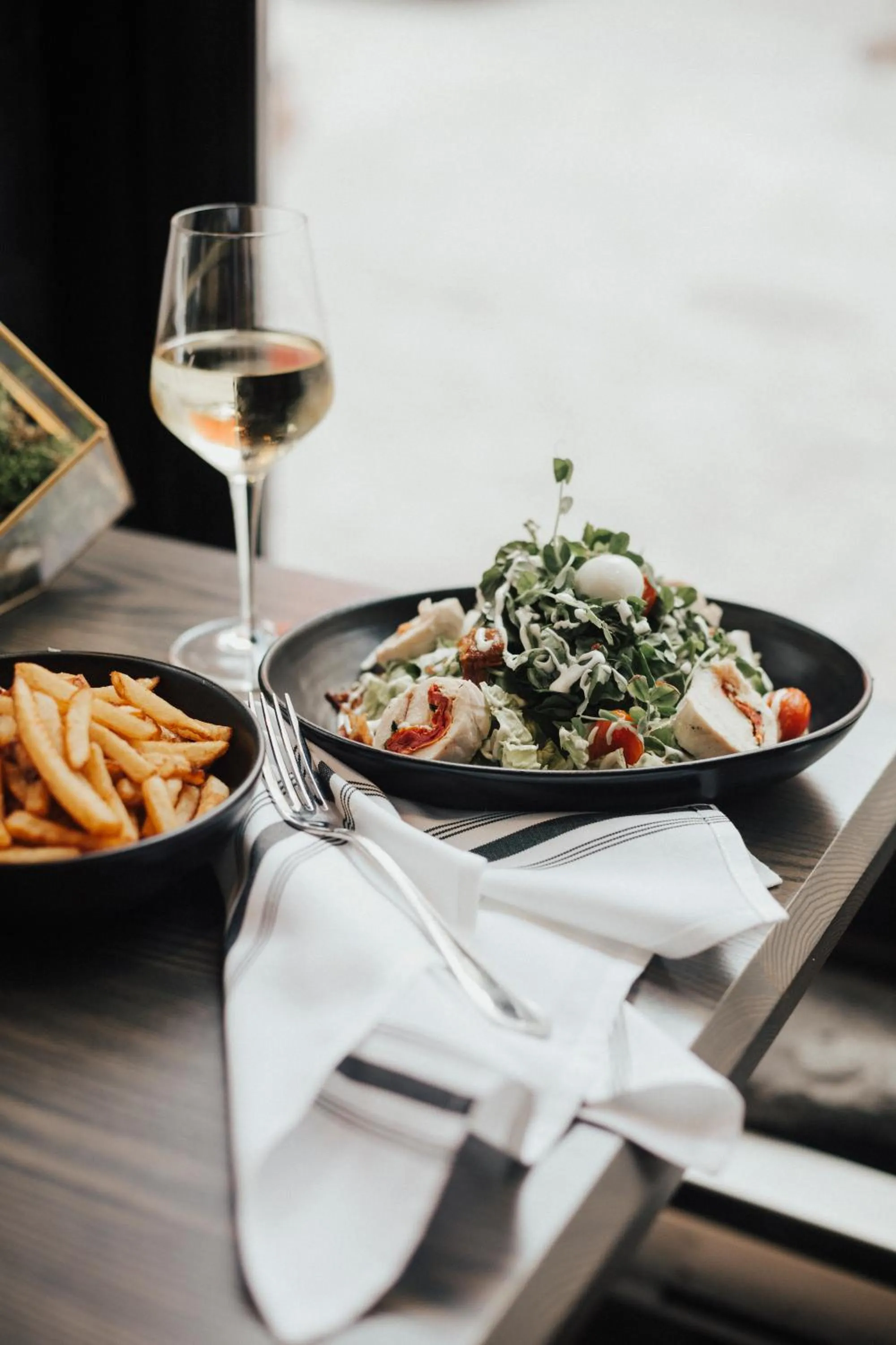 Food and drinks in Le Petit Hôtel Vieux-Montréal - Saint-Paul by Gray Collection