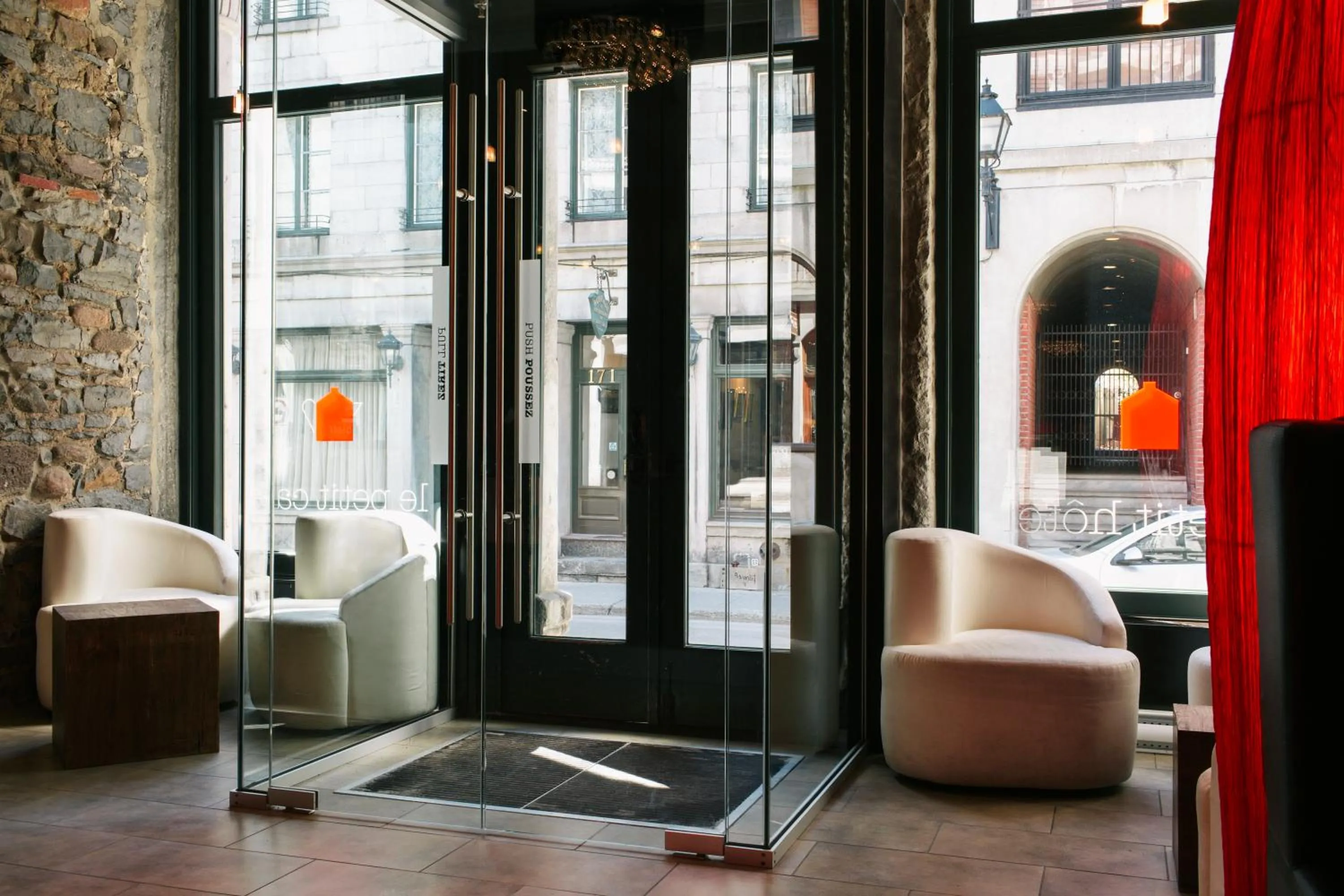 Lounge or bar in Le Petit Hôtel Vieux-Montréal - Saint-Paul by Gray Collection