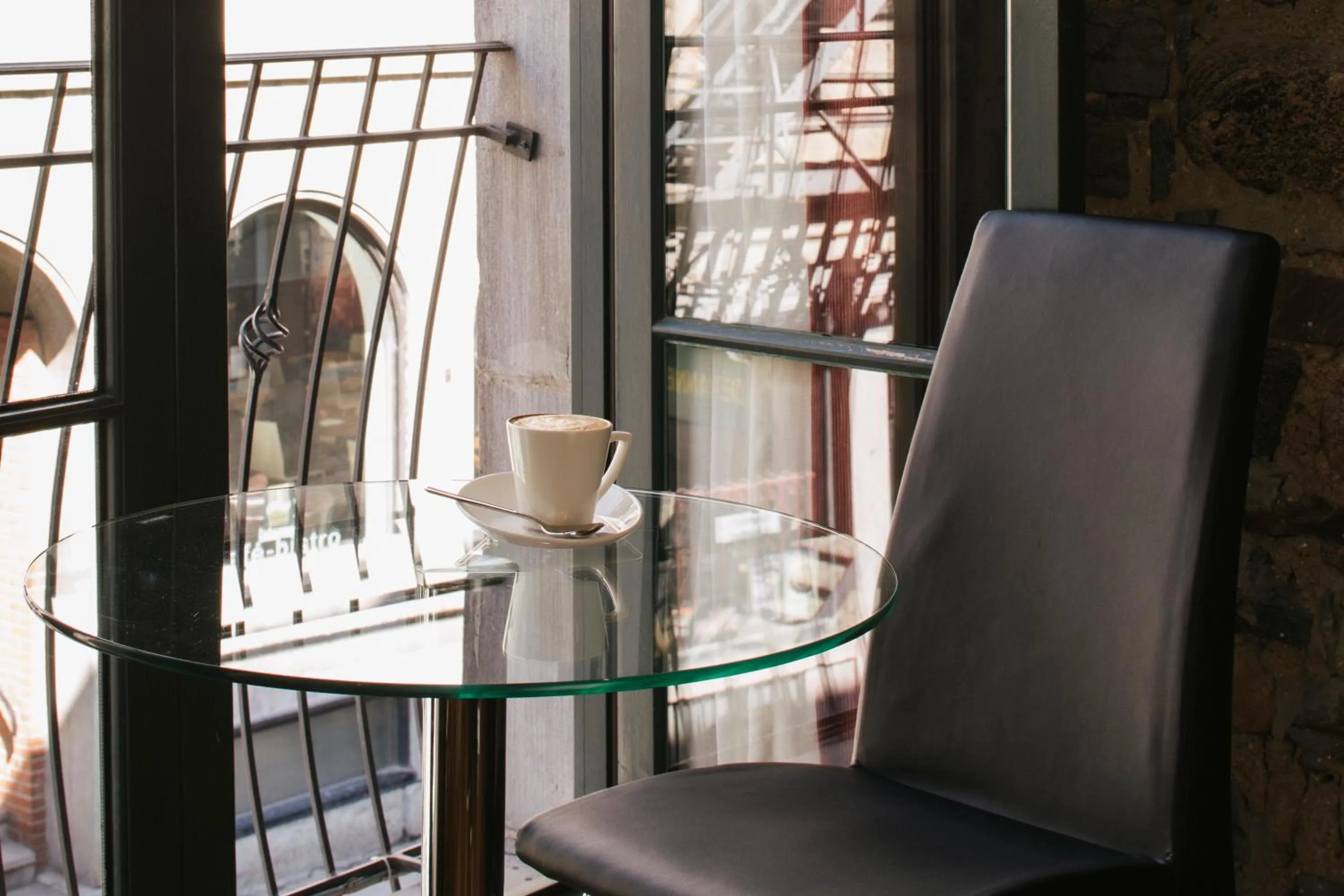 Seating area in Le Petit Hôtel Vieux-Montréal - Saint-Paul by Gray Collection