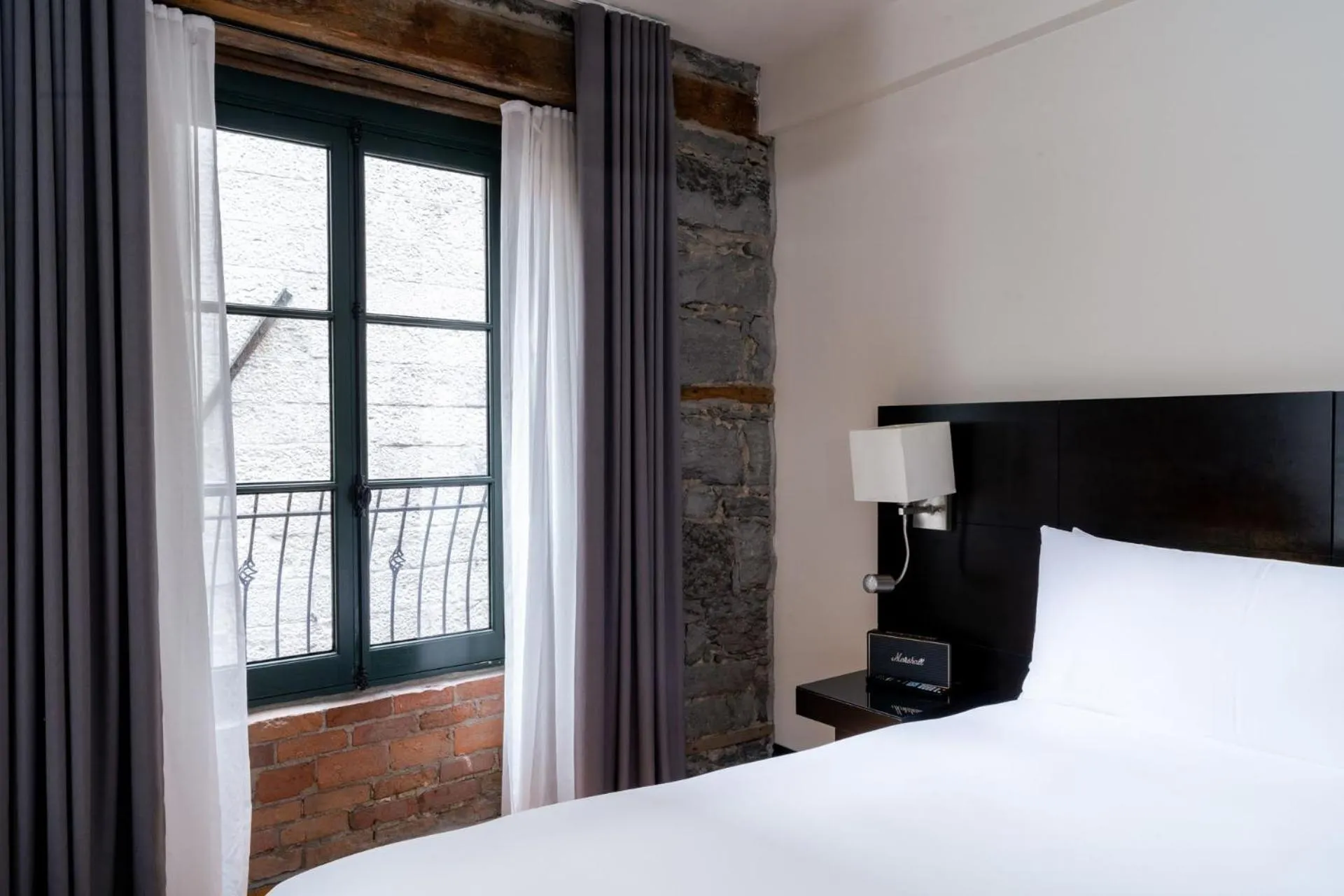 Bed in Le Petit Hôtel Vieux-Montréal - Saint-Paul by Gray Collection