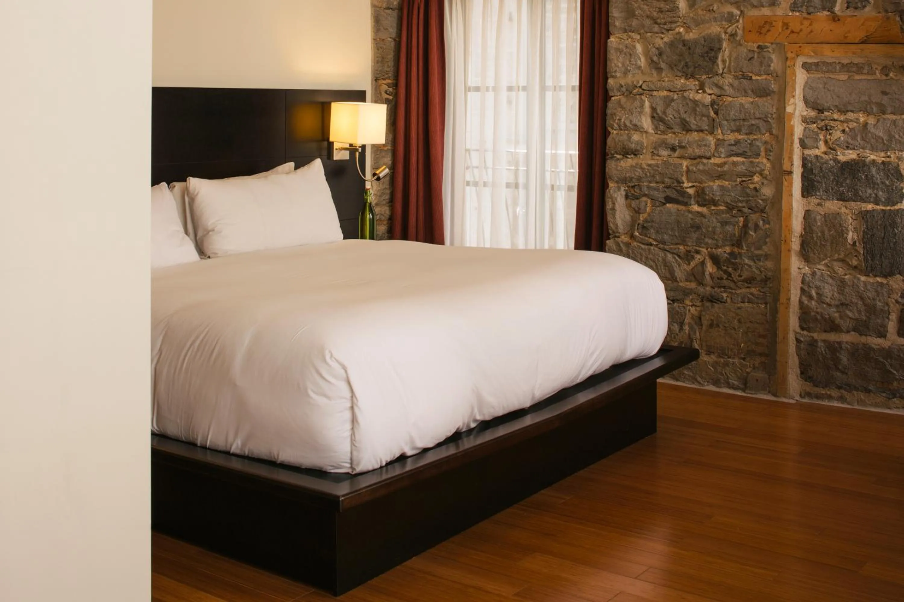 Bed in Le Petit Hôtel Vieux-Montréal - Saint-Paul by Gray Collection