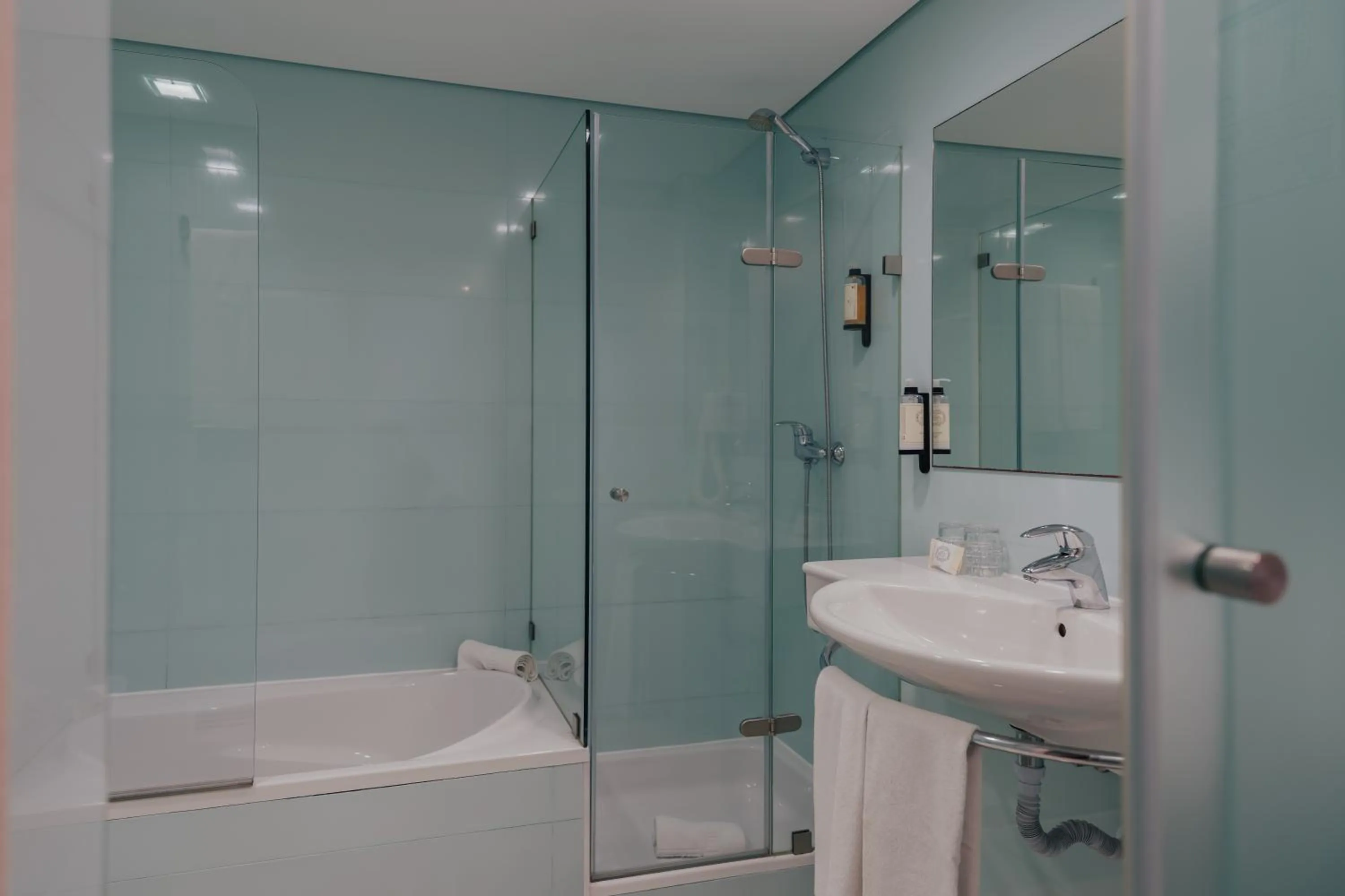 Bathroom in Quinta do Pinheiro Hotel E Eventos by Grupo Quinta dos Lagos