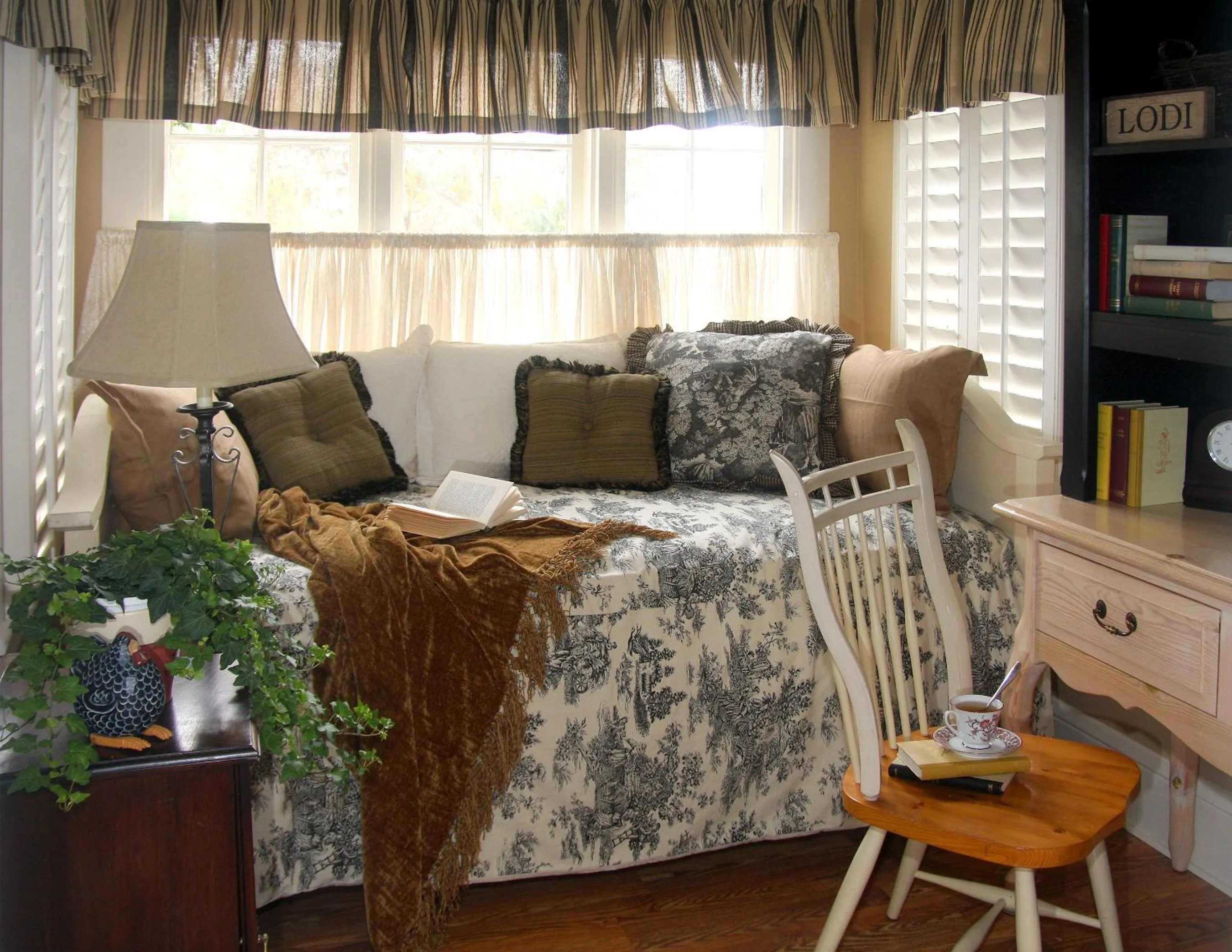 Seating area in Cottage on Armstrong
