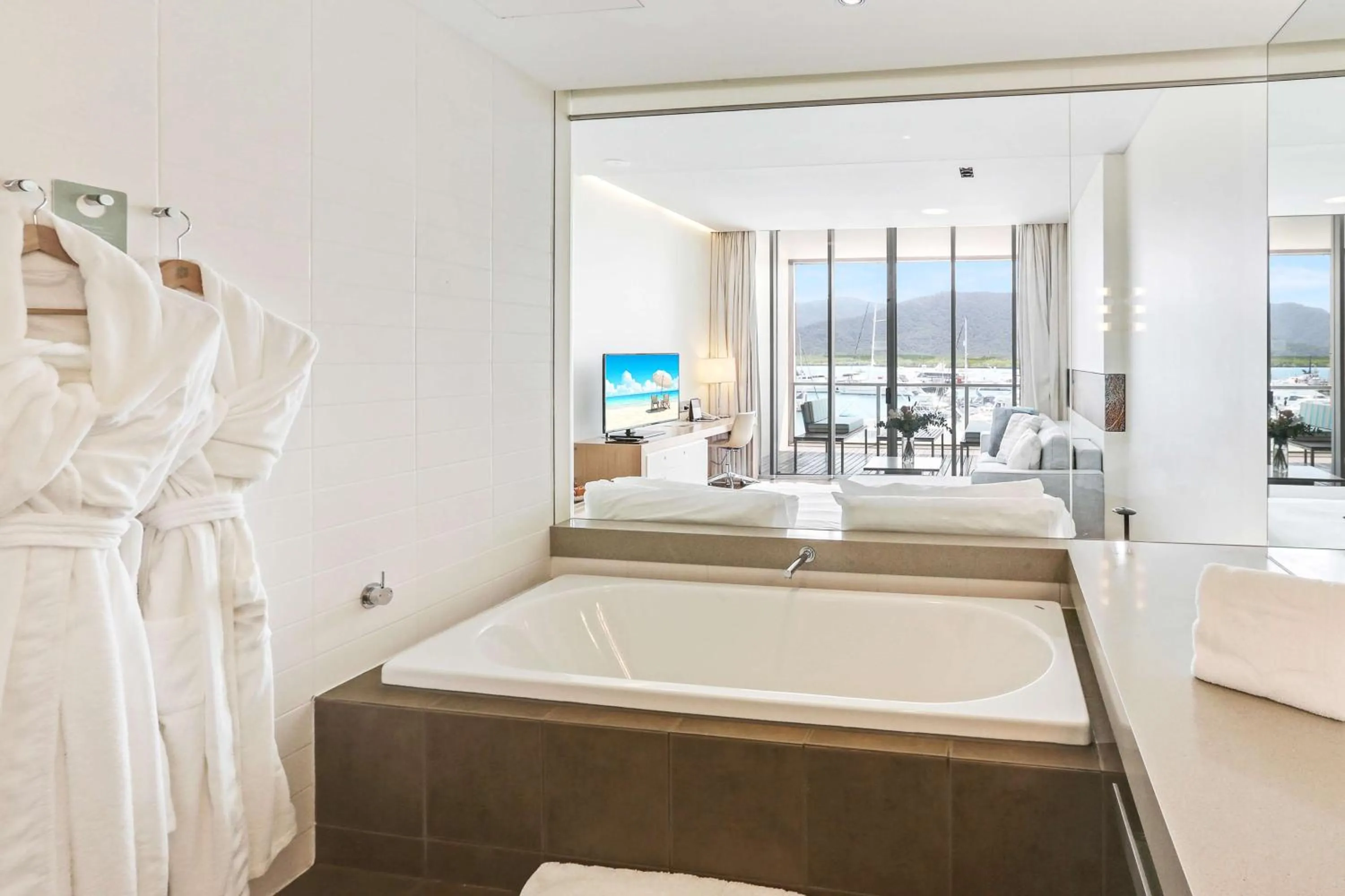 Bedroom, Bed in Shangri-La The Marina, Cairns