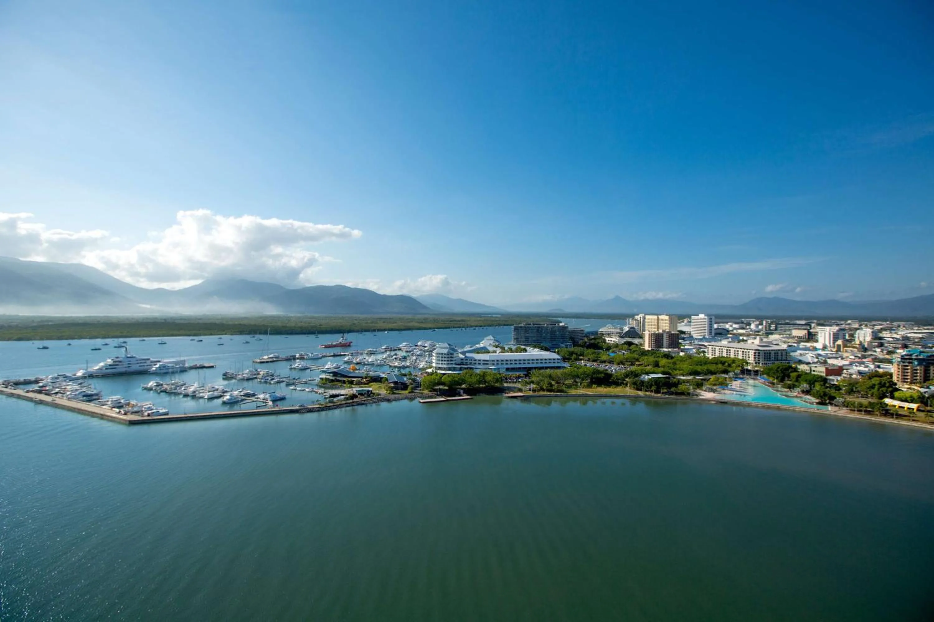 Property building in Shangri-La The Marina, Cairns