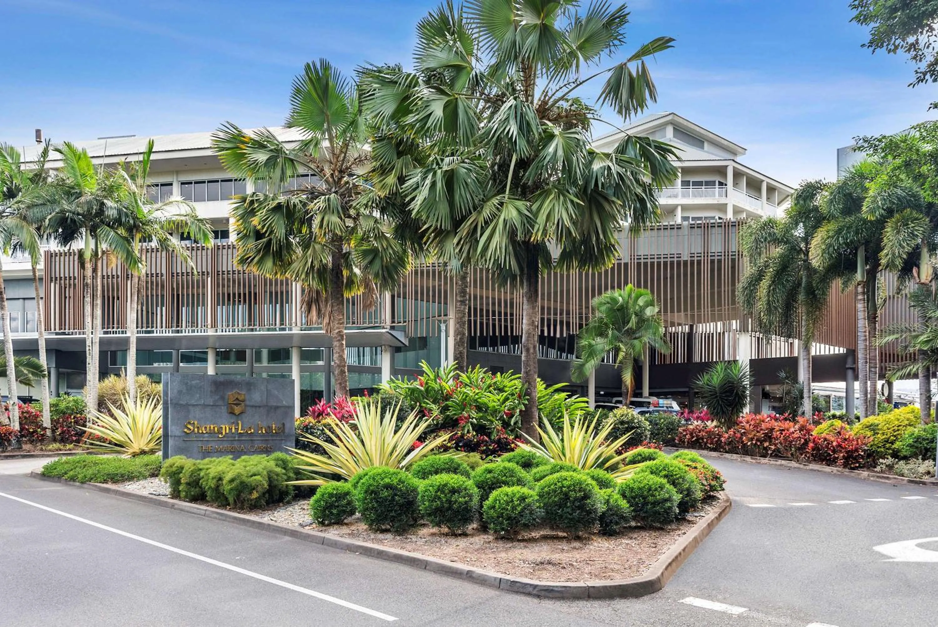 Property building in Shangri-La The Marina, Cairns