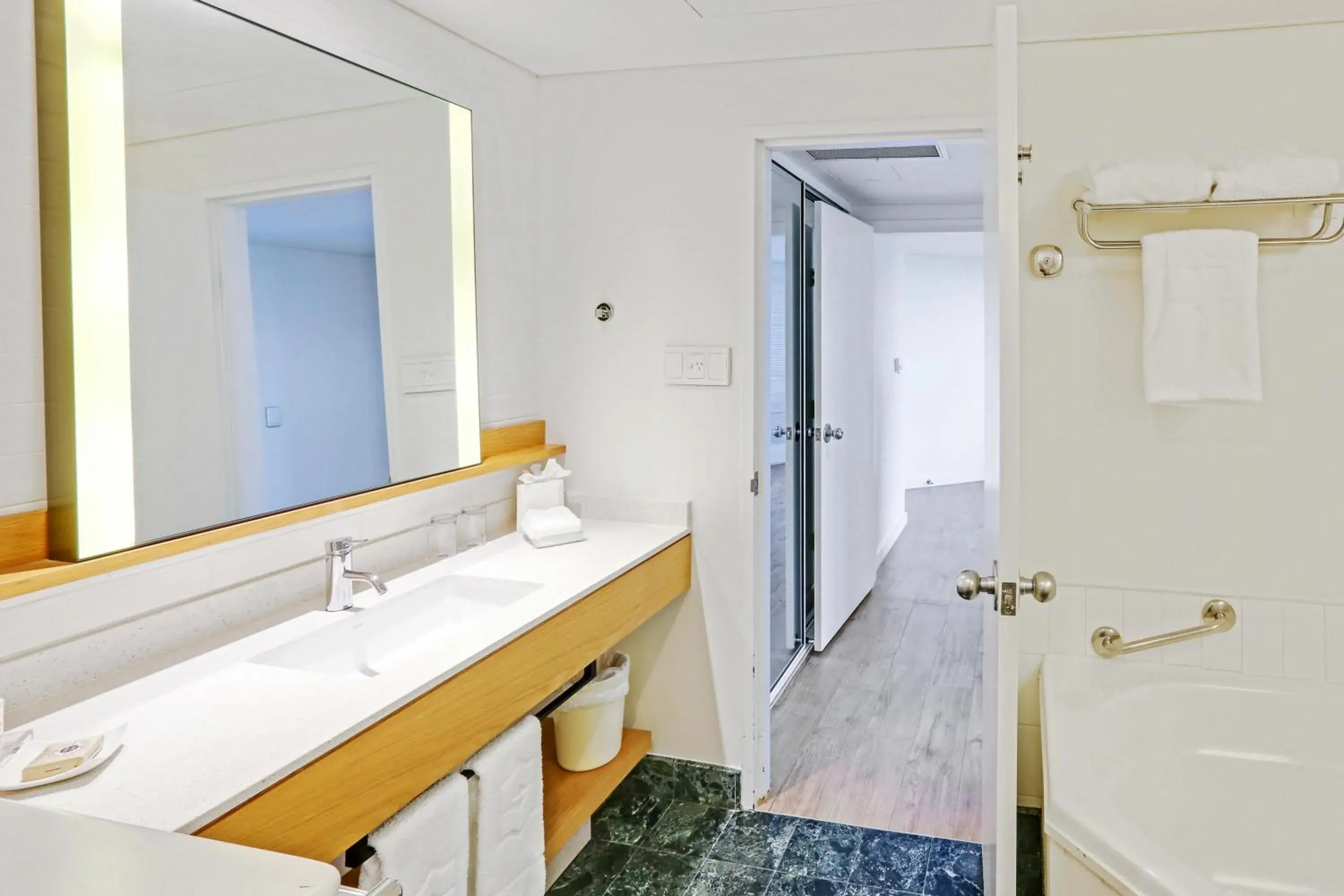 One-Bedroom Twin Suite in Shangri-La The Marina, Cairns One-Bedroom Twin Suite in Shangri-La The Marina, Cairns