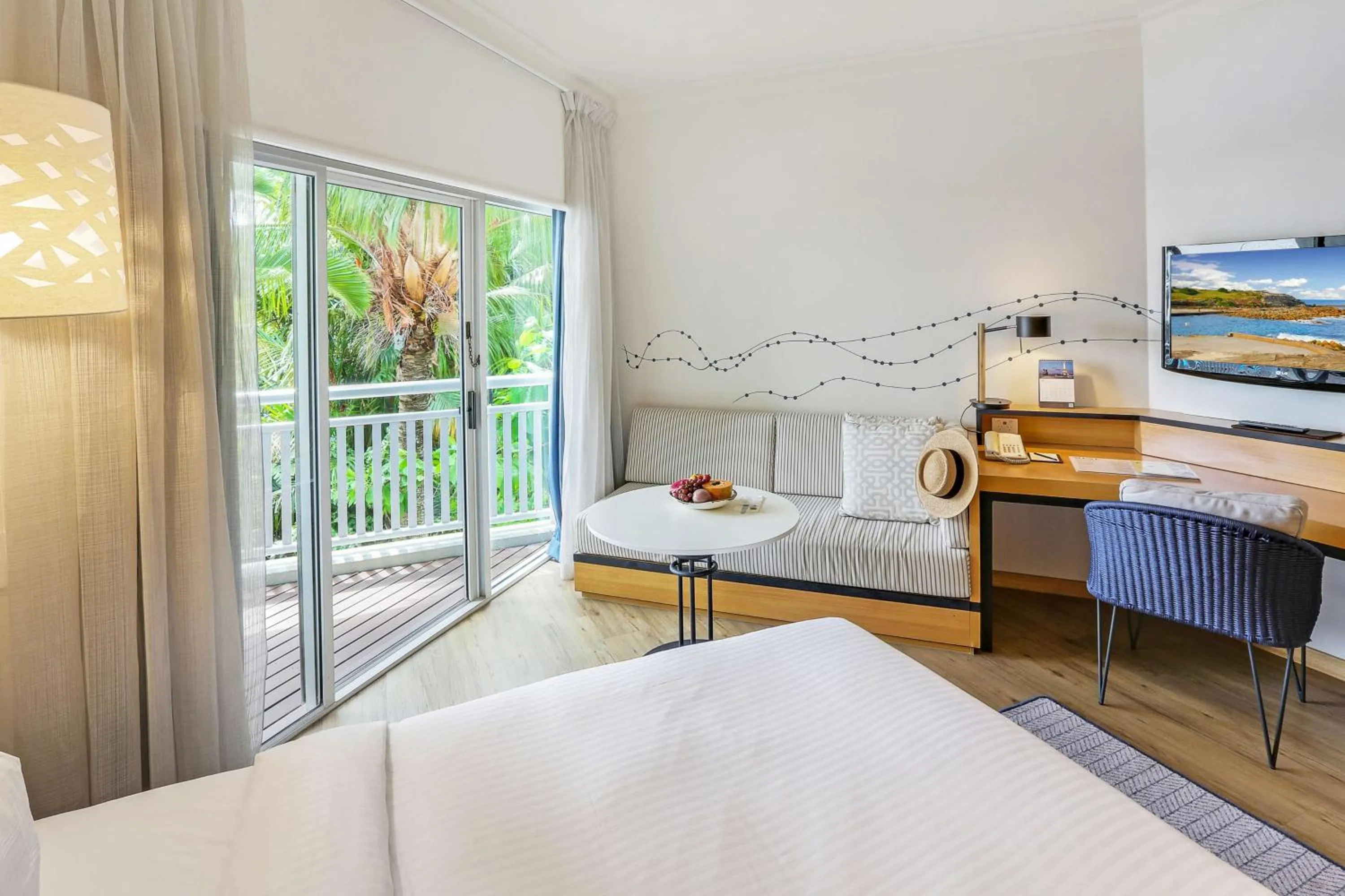 Facade/entrance, Bed in Shangri-La The Marina, Cairns