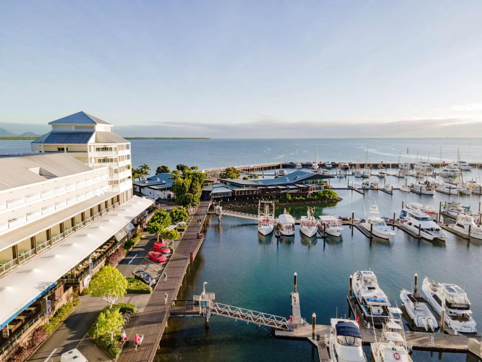 Property building in Shangri-La The Marina, Cairns