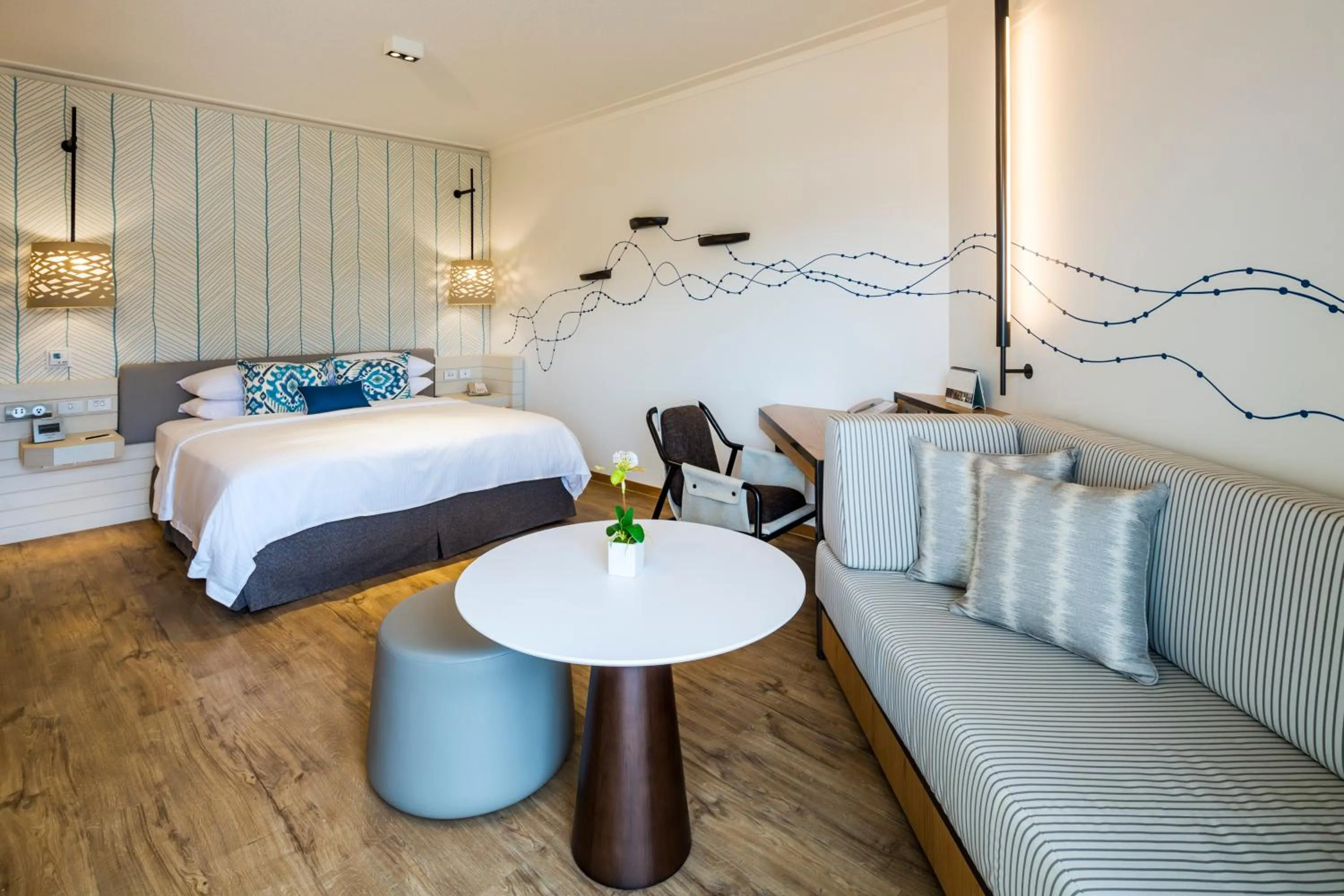 Photo of the whole room, Bed in Shangri-La The Marina, Cairns