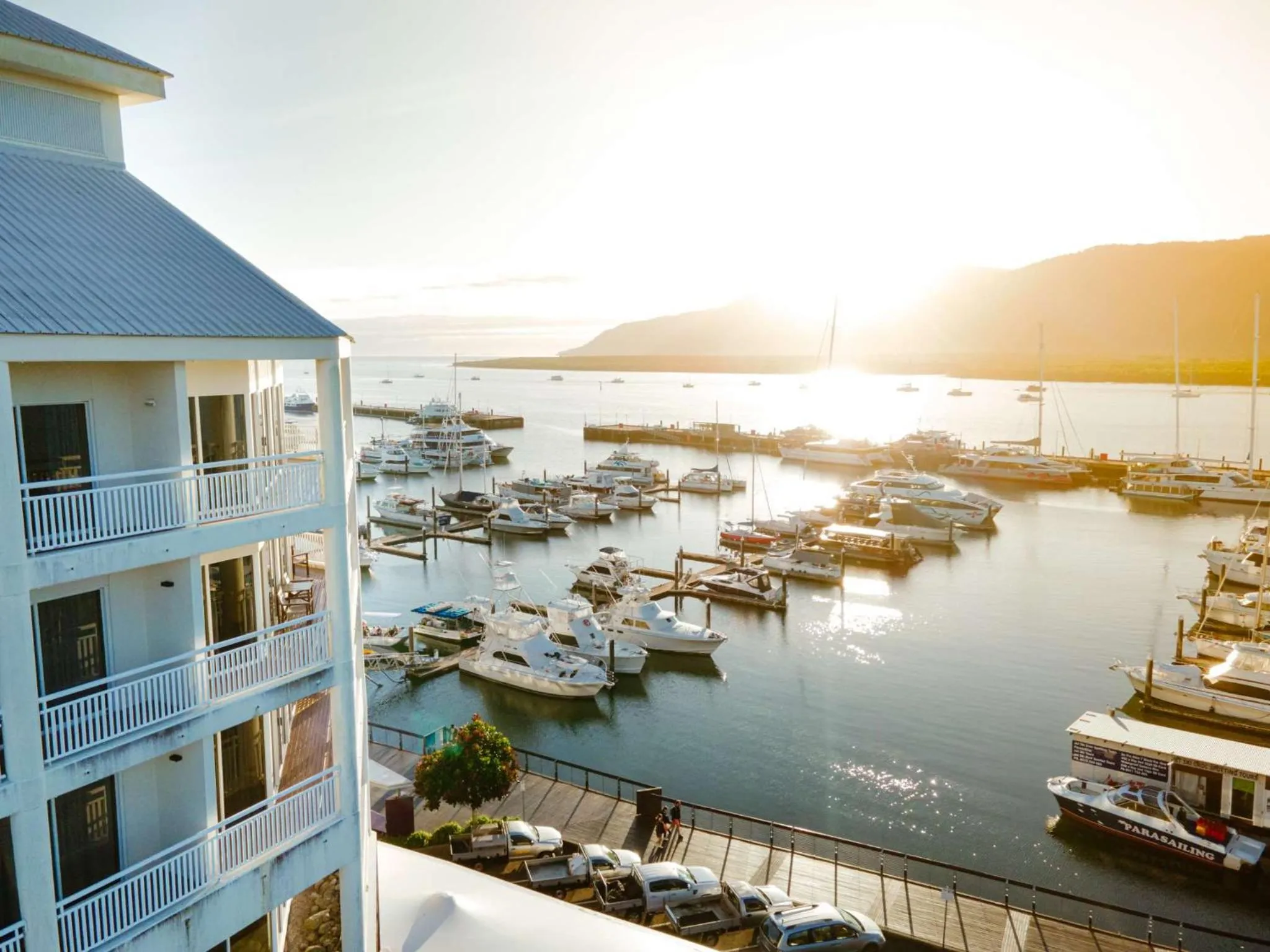 Property building in Shangri-La The Marina, Cairns