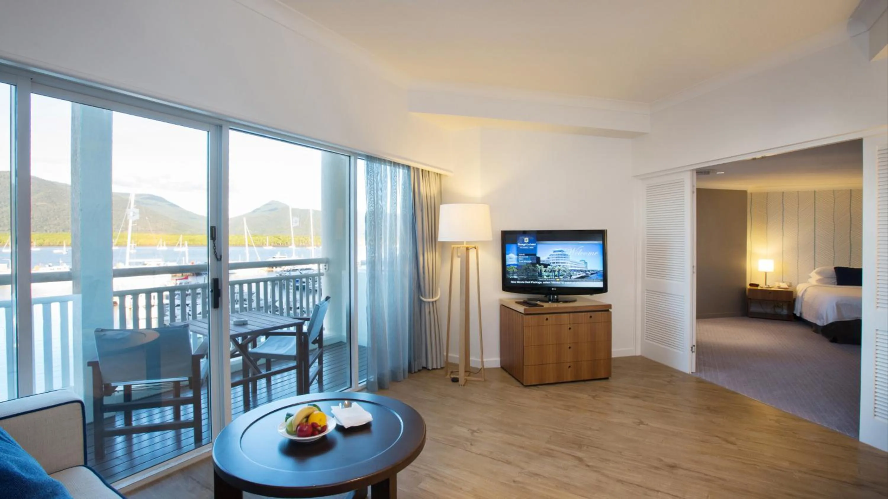 Living room, Bed in Shangri-La The Marina, Cairns