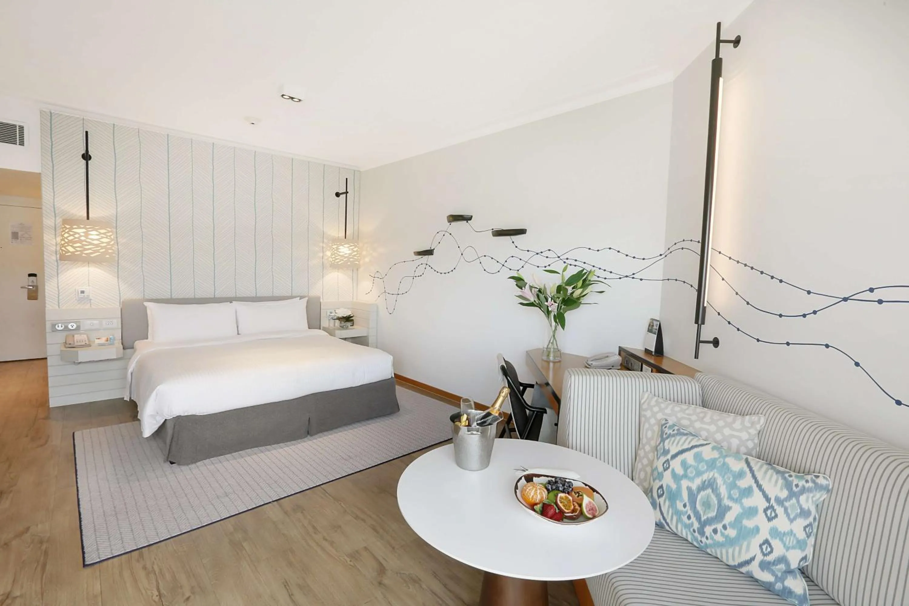 Bedroom, Bed in Shangri-La The Marina, Cairns