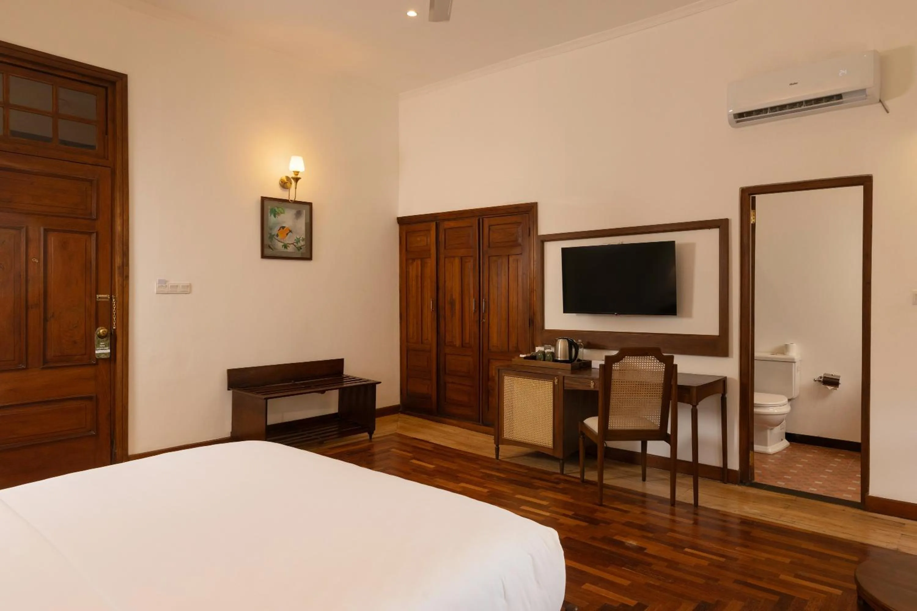 Photo of the whole room, Bed in Hotel Suisse Kandy - Since 1890