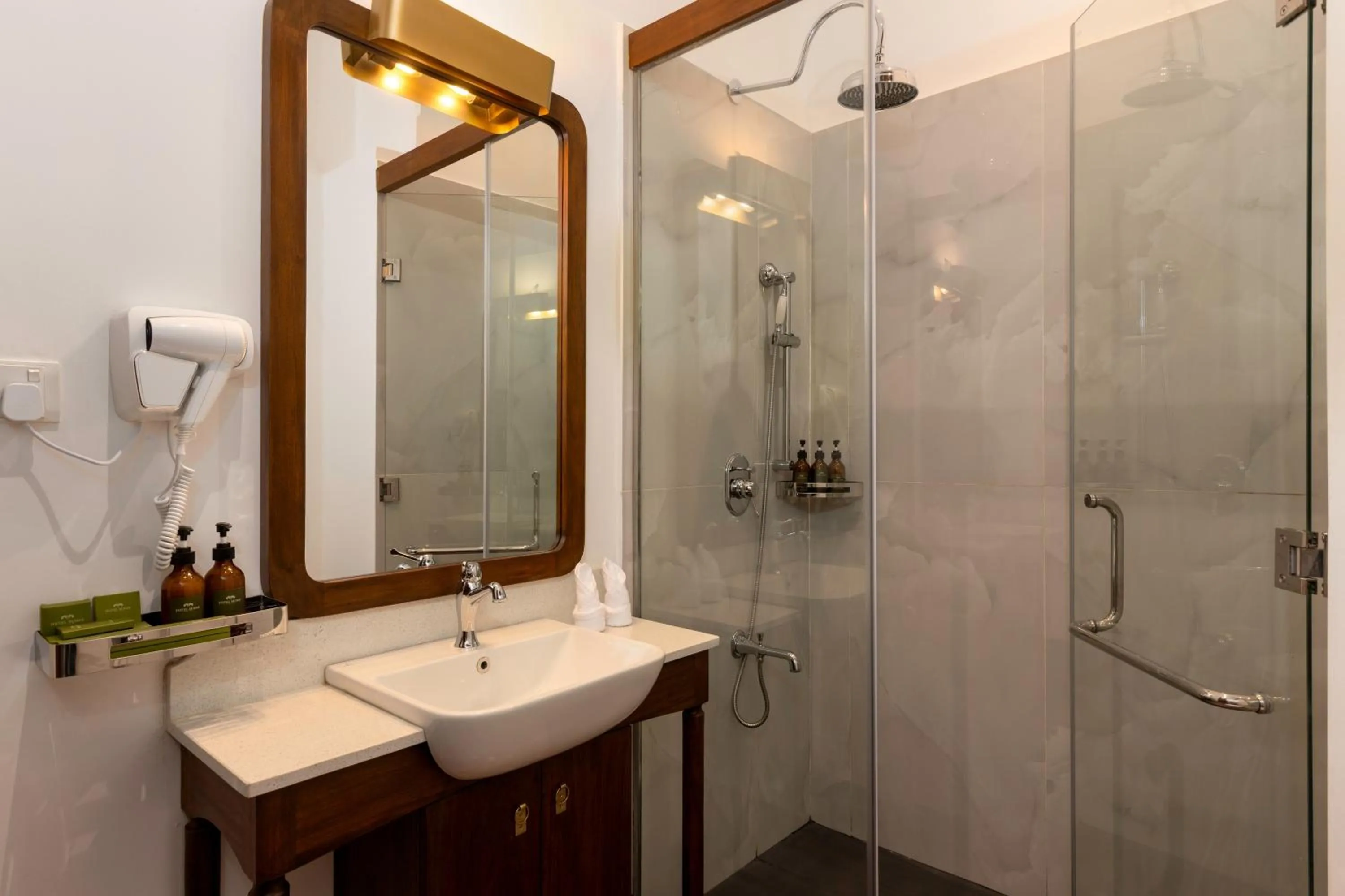 Shower in Hotel Suisse Kandy - Since 1890