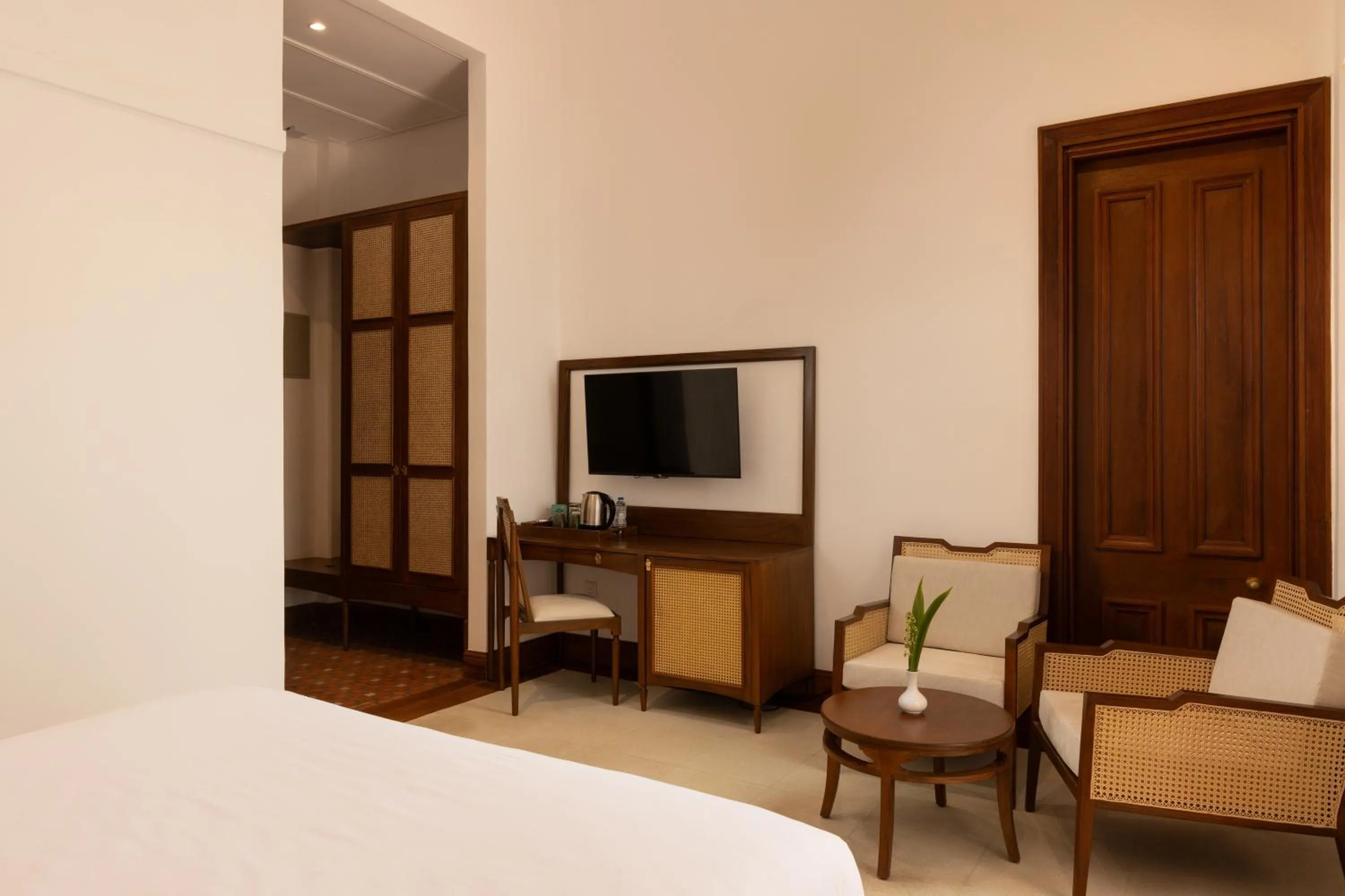 Living room, Bed in Hotel Suisse Kandy - Since 1890