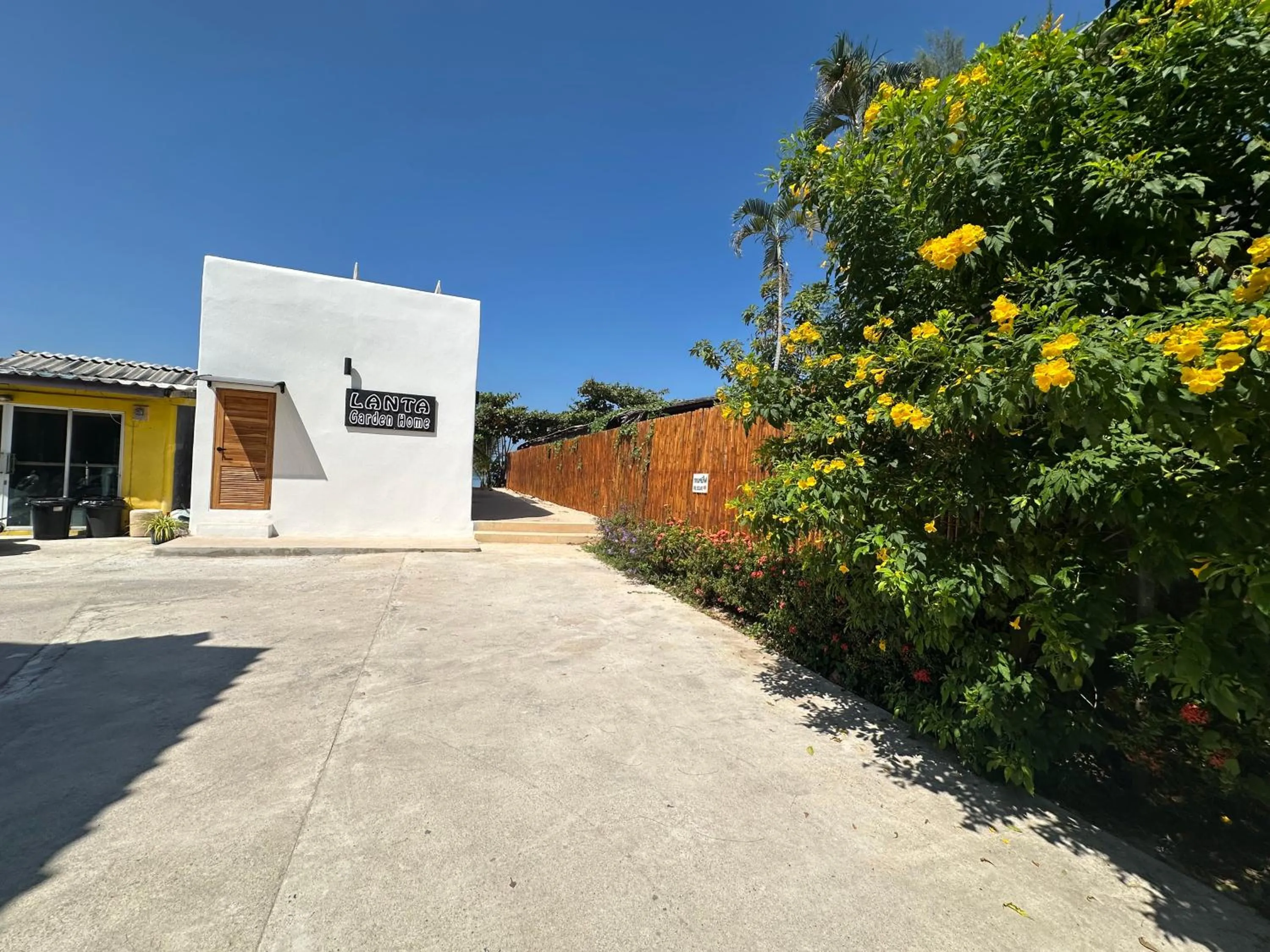 Inner courtyard view in Lanta Garden Home