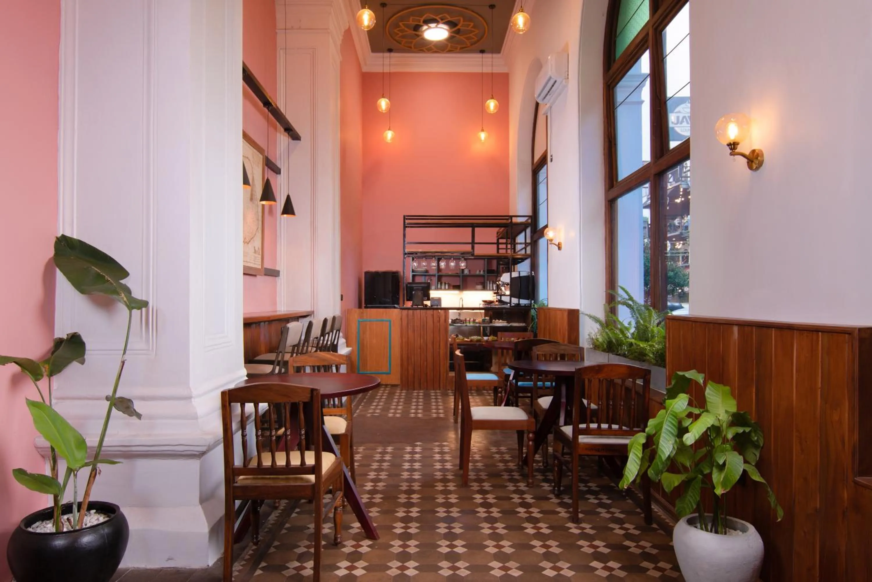 Lounge or bar in Queen's Hotel Kandy - 160 Years of Heritage & Luxury