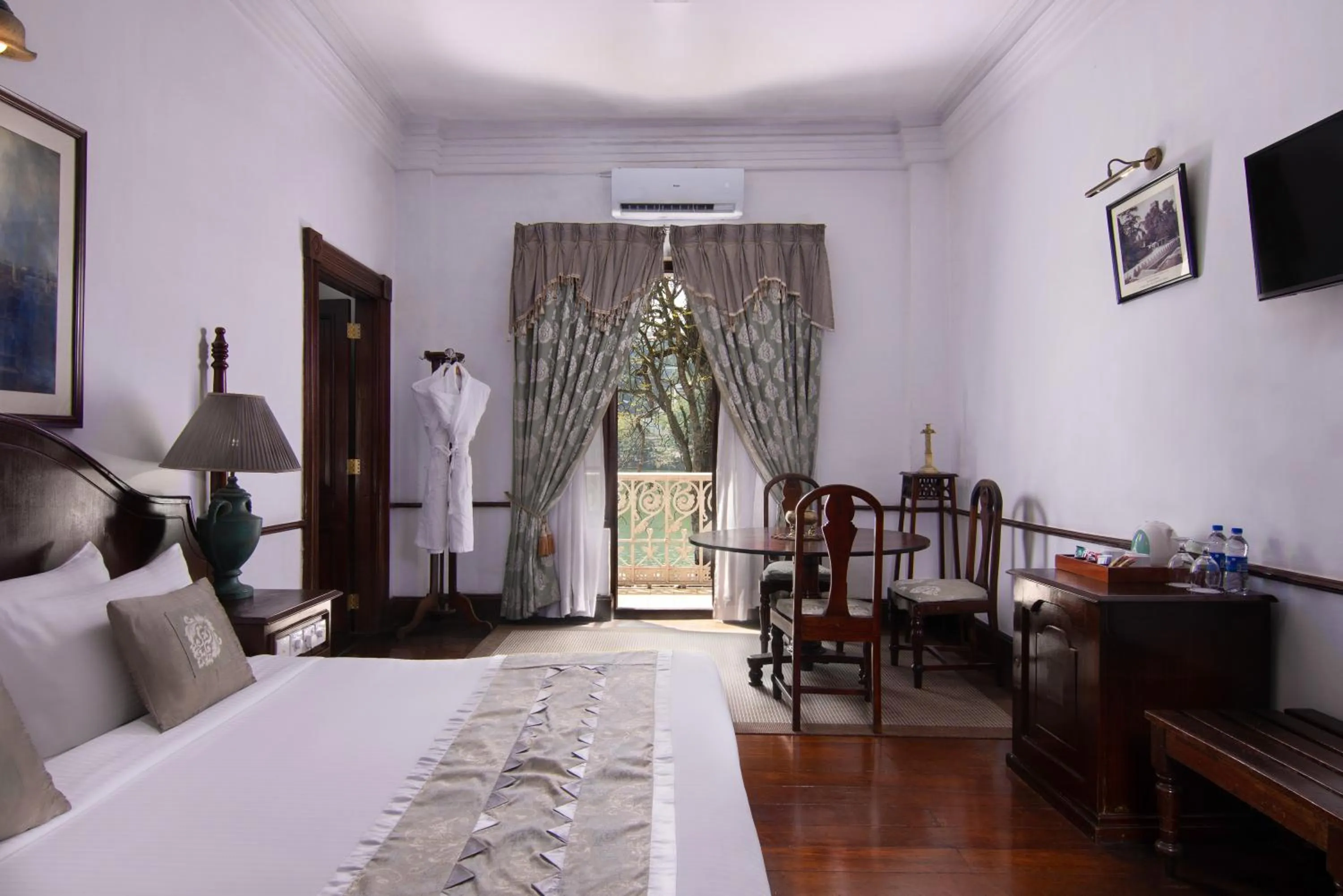 Photo of the whole room, Bed in Queen's Hotel Kandy - 160 Years of Heritage & Luxury