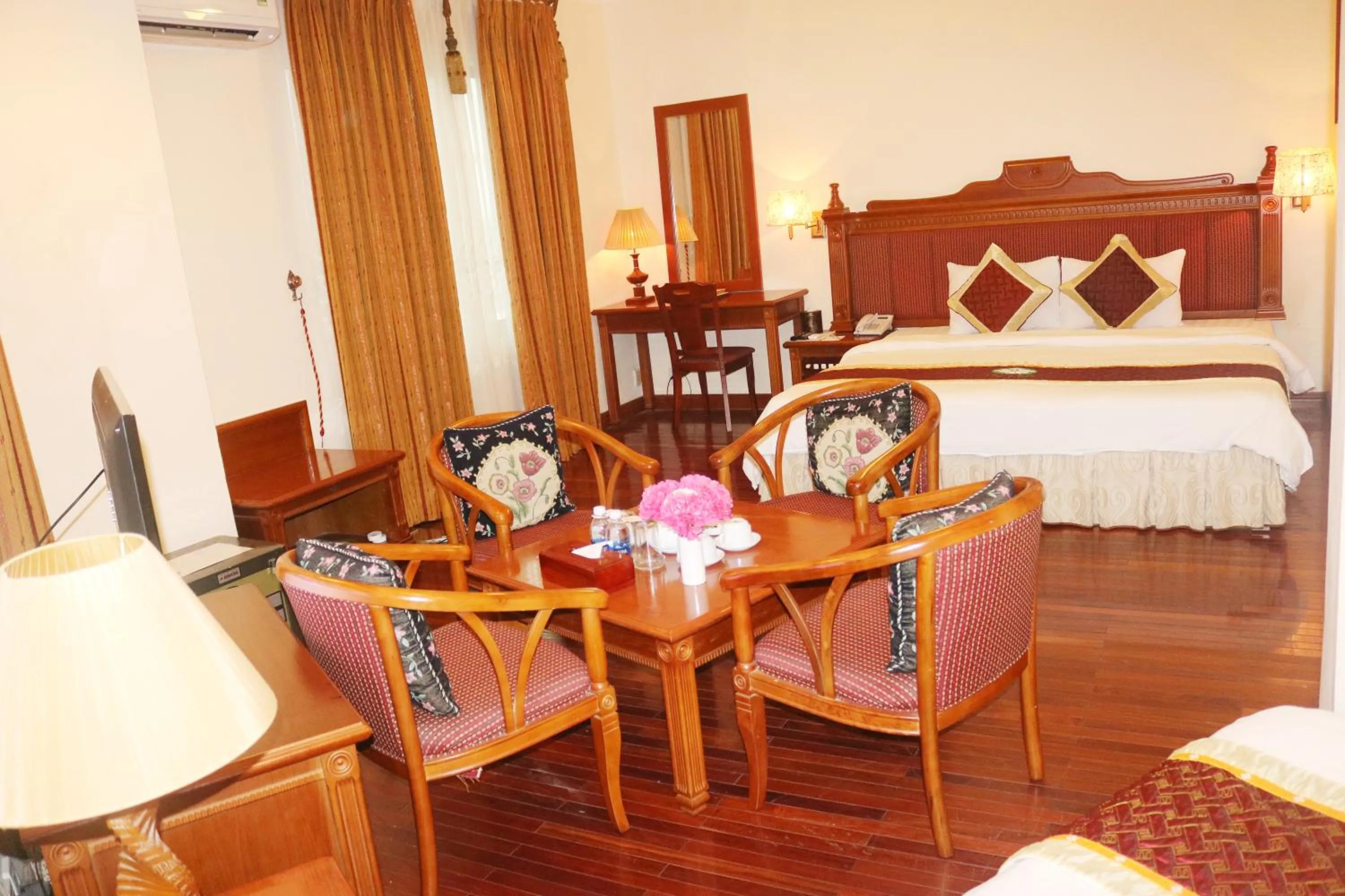 Property building, Bed in Central Hotel