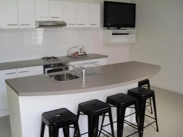 Kitchen or kitchenette in Lorikeet Holiday Park