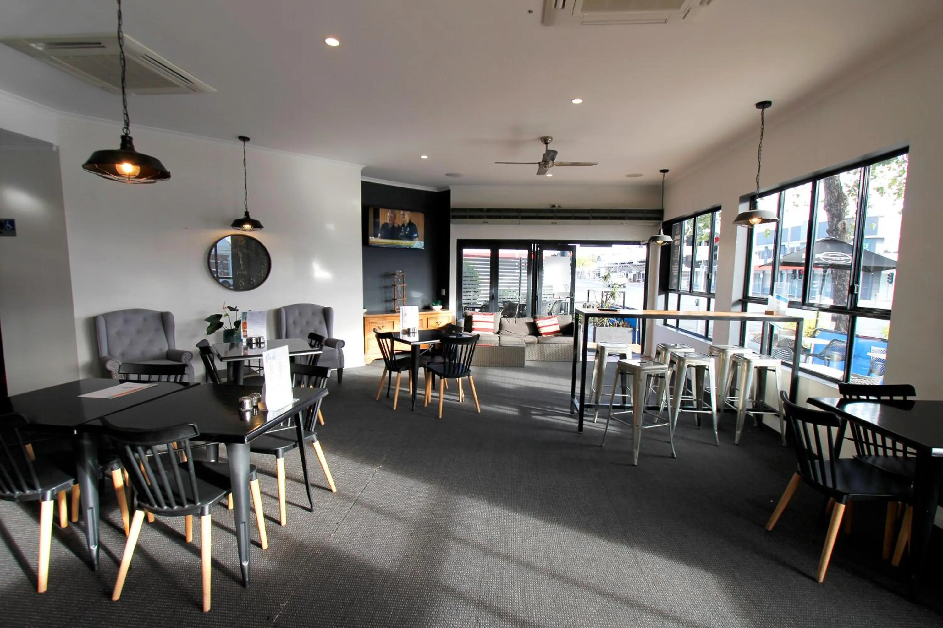 Restaurant/places to eat in Coffee House Apartment Motel