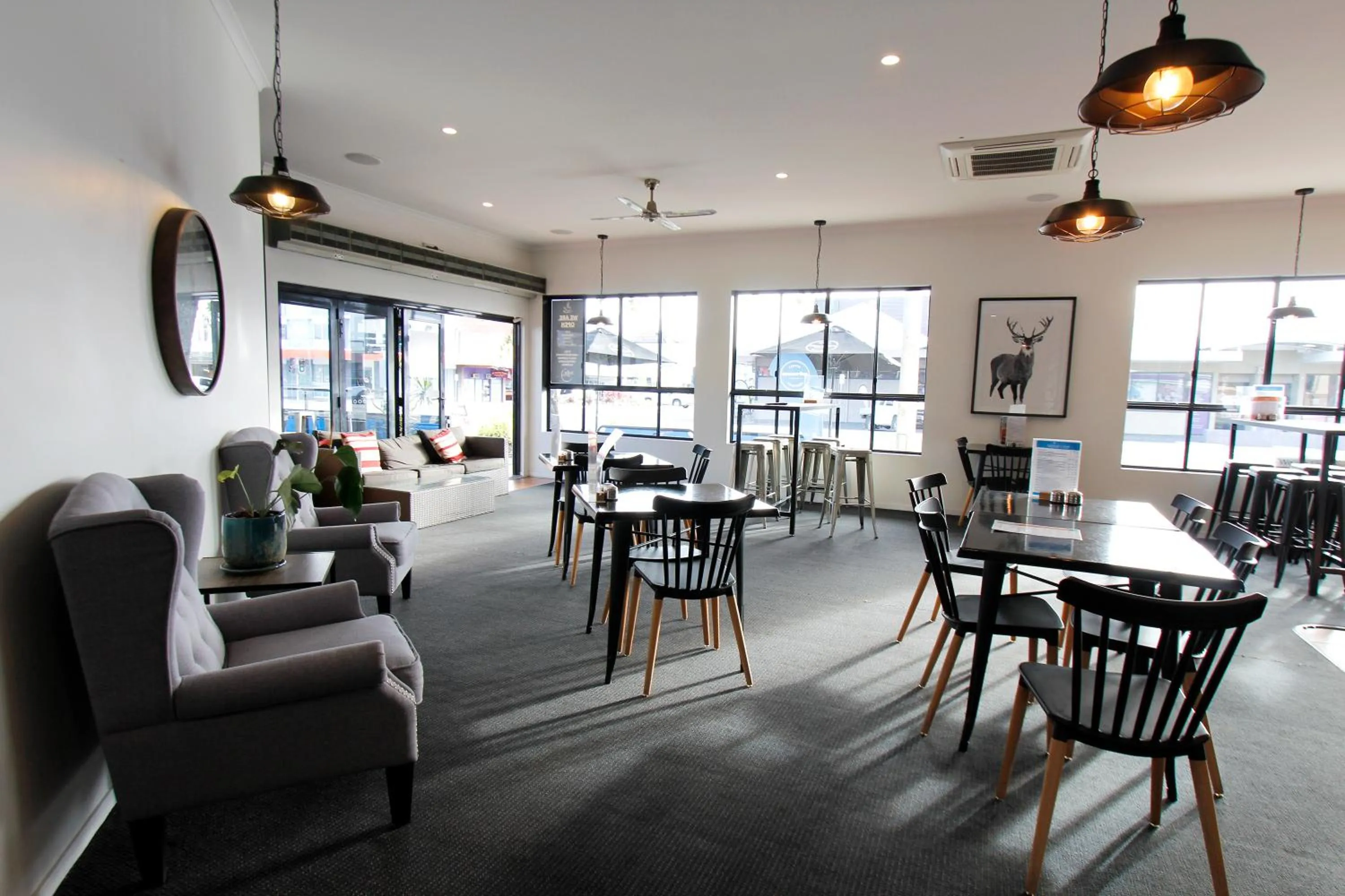 Restaurant/places to eat in Coffee House Apartment Motel