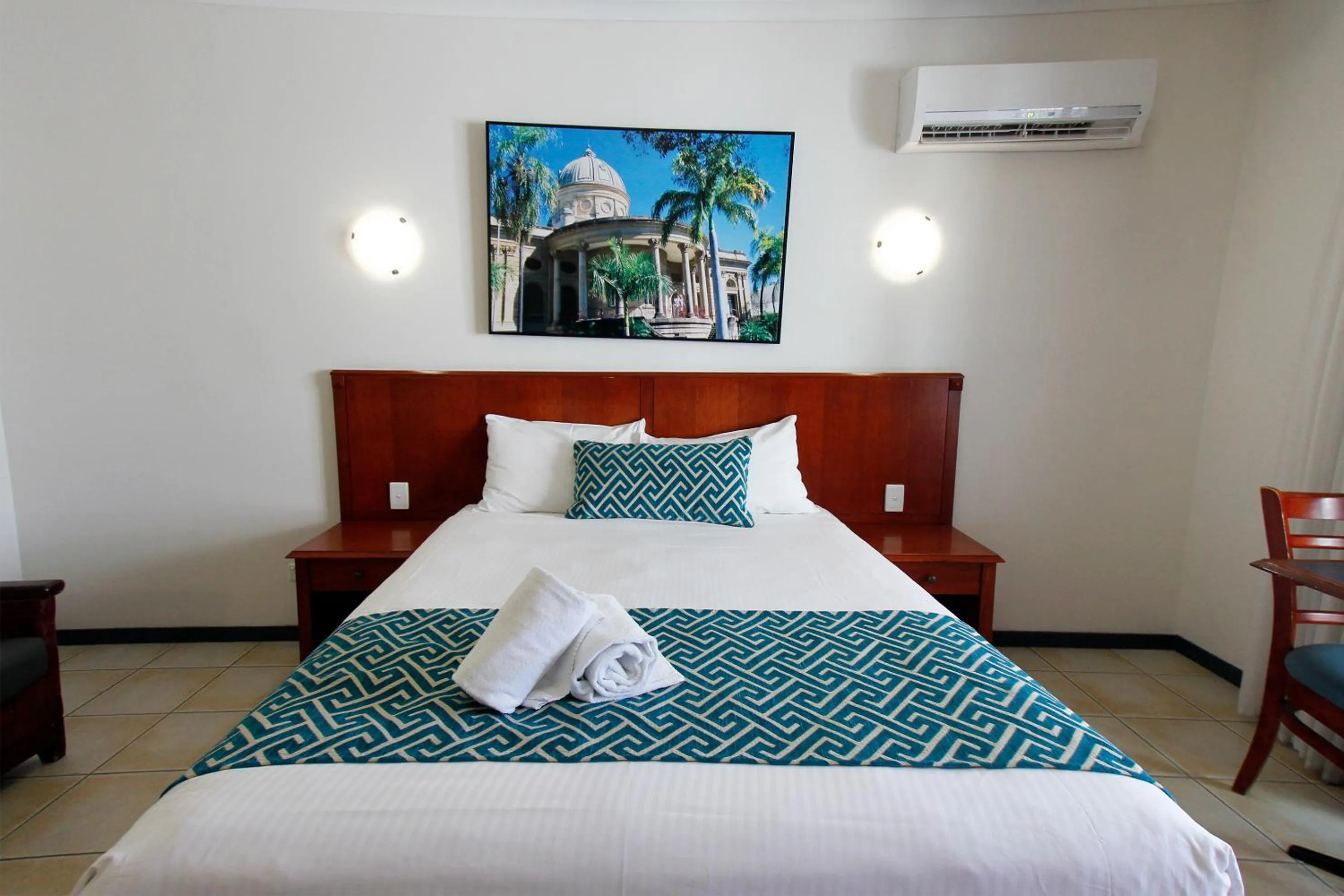 Bed in Coffee House Apartment Motel