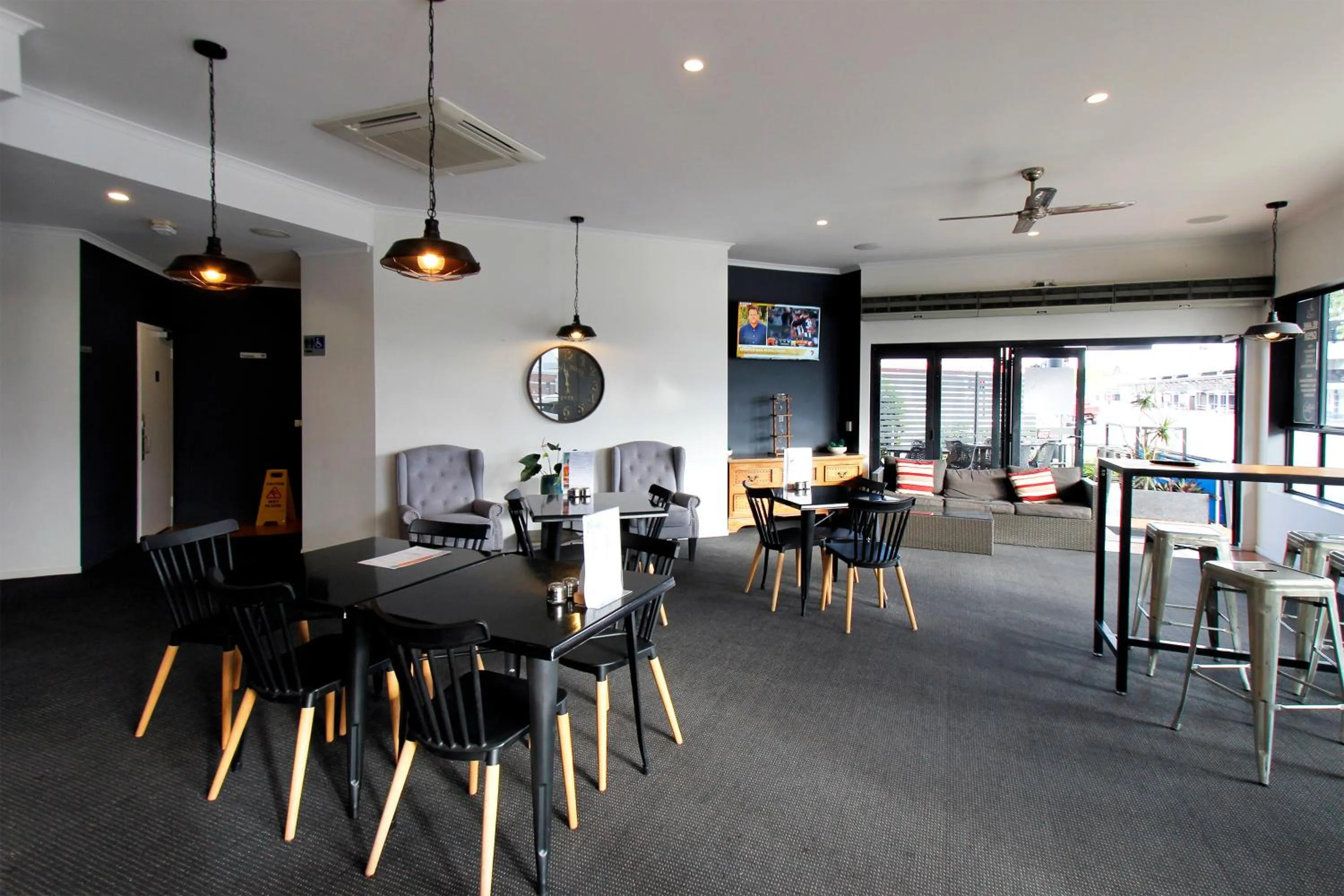 Restaurant/places to eat in Coffee House Apartment Motel